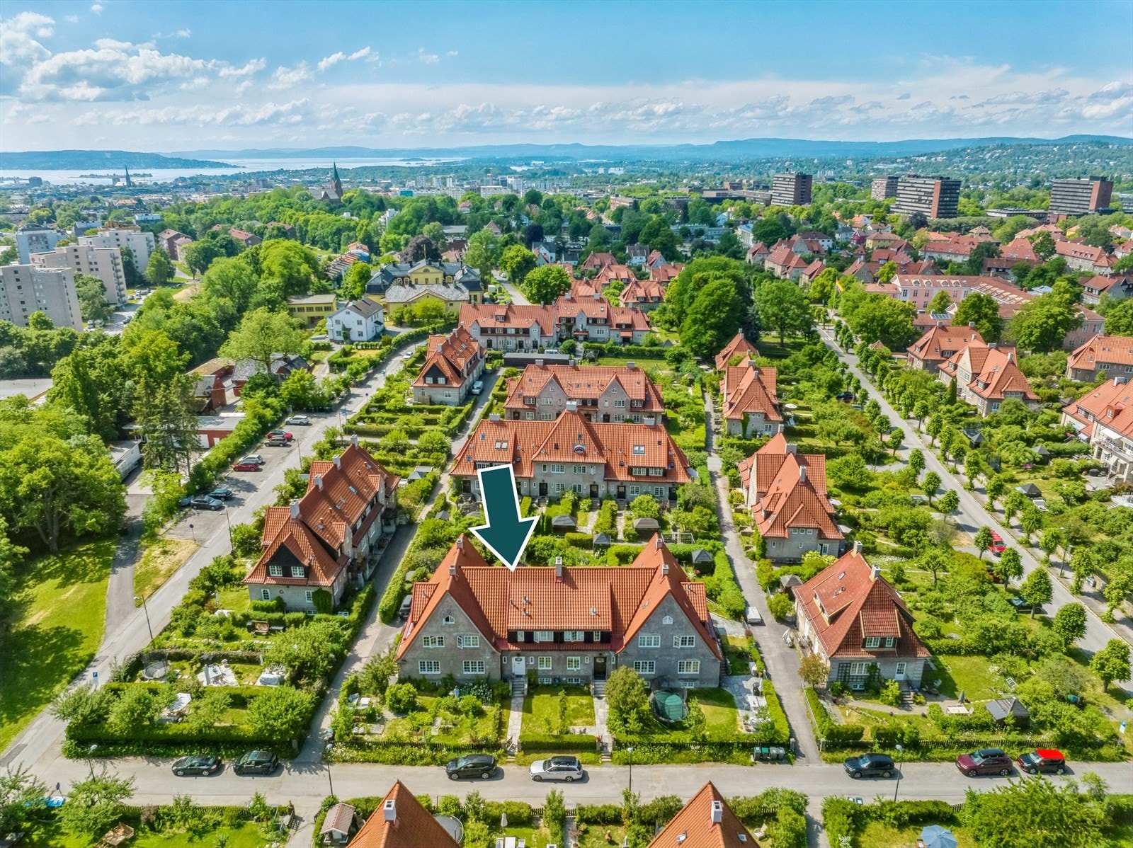 Eiendommen ligger i et meget etterspurt og barnevennlig boligområde i Ullevål Hageby. Galleribilde