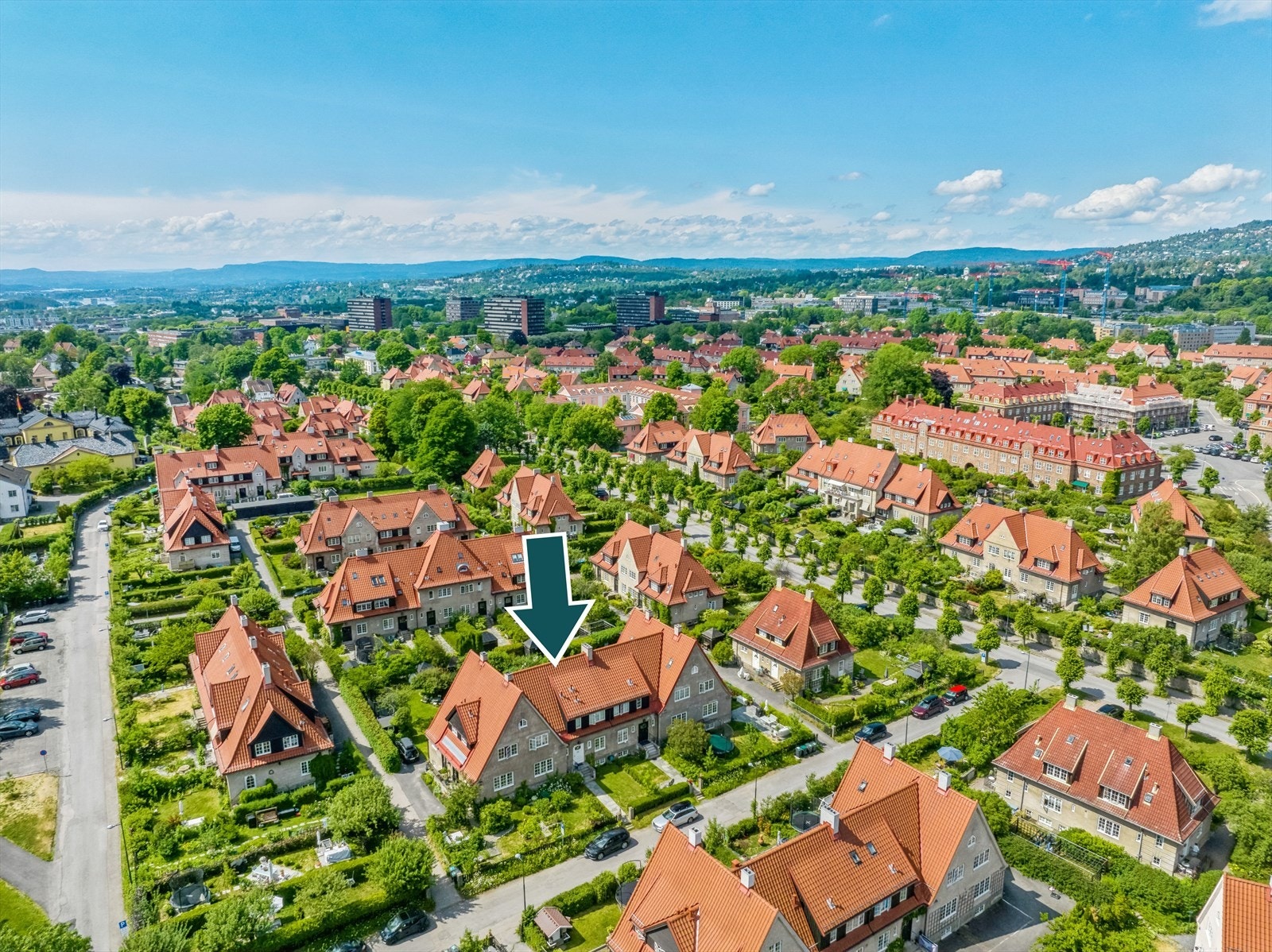 Fra eiendommen er det umiddelbar nærhet til Ullevål barneskole. For elever i ungdomstrinnene er det gangavstand til Marienlyst ungdomsskole. Galleribilde