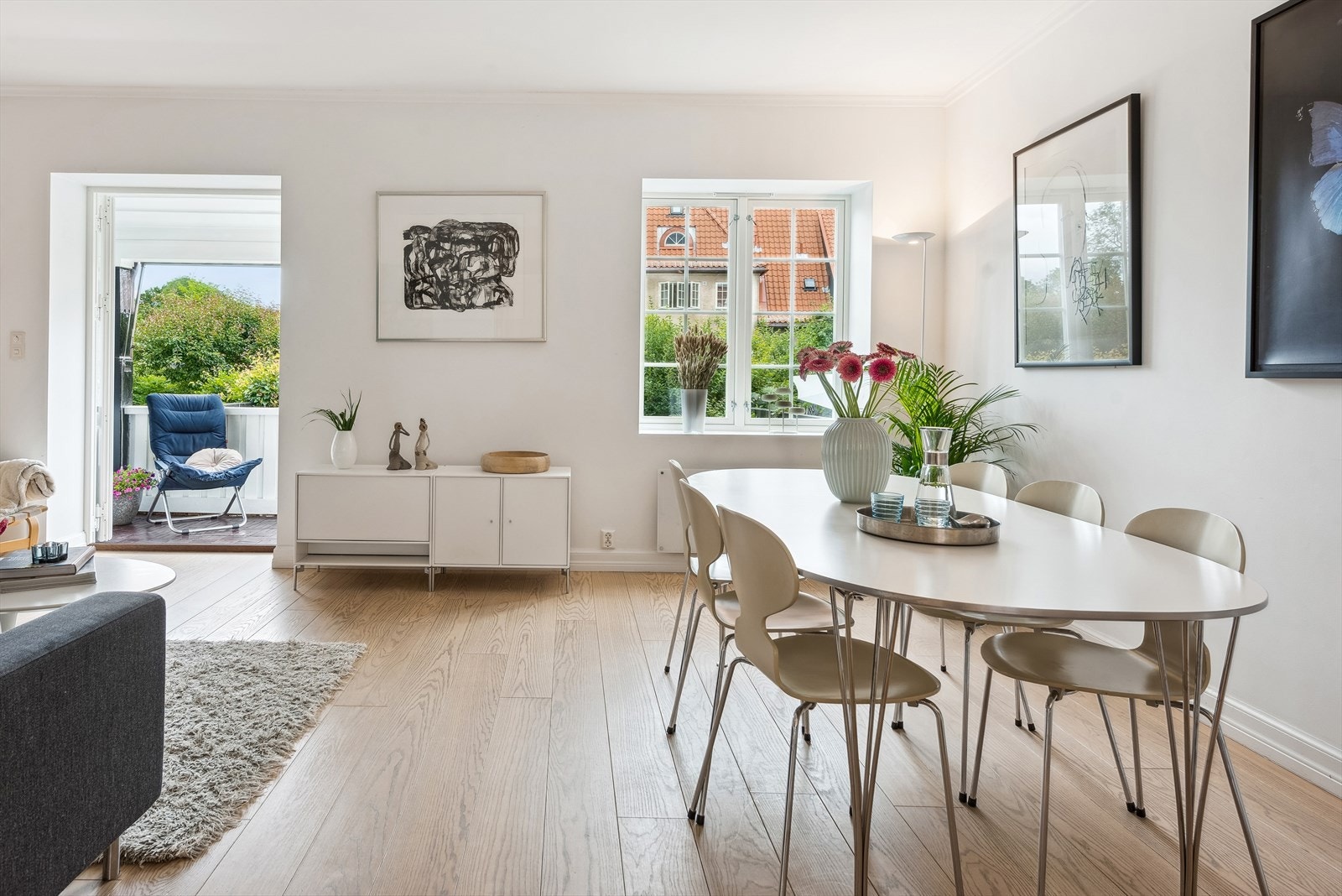 Boligen er gjennomgående og slipper inn mye lys gjennom store vindusflater. Galleribilde