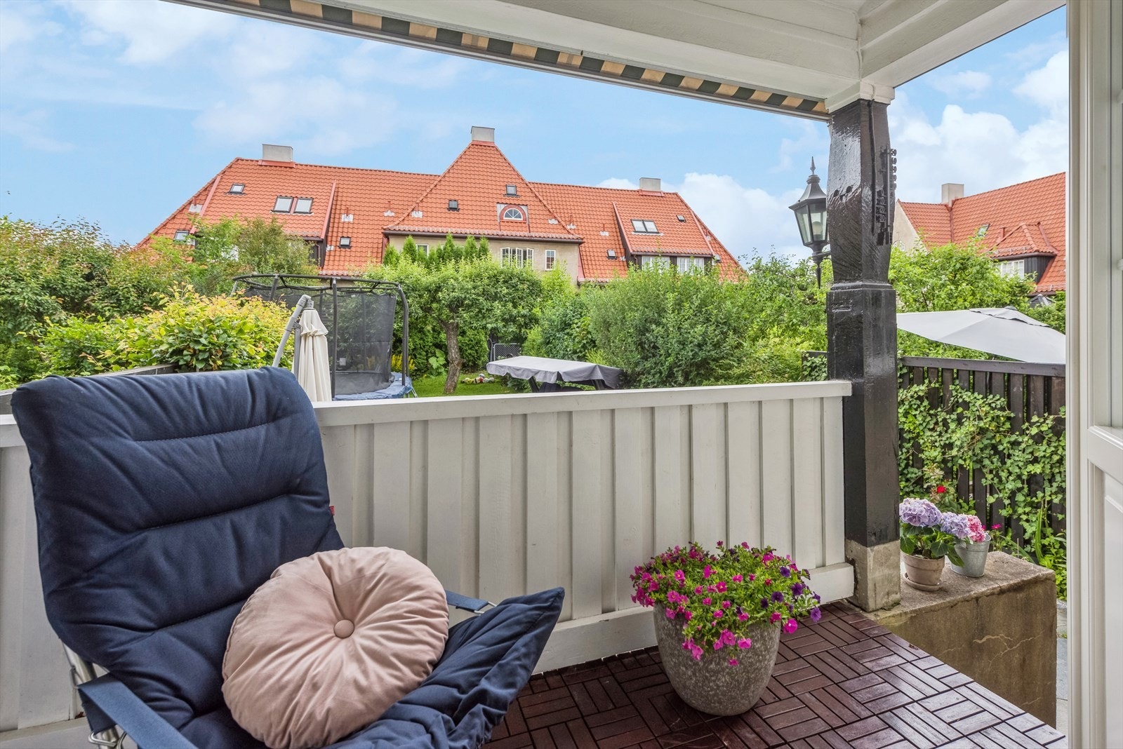 Koselig overbygget veranda med nedgang til hagen. Galleribilde