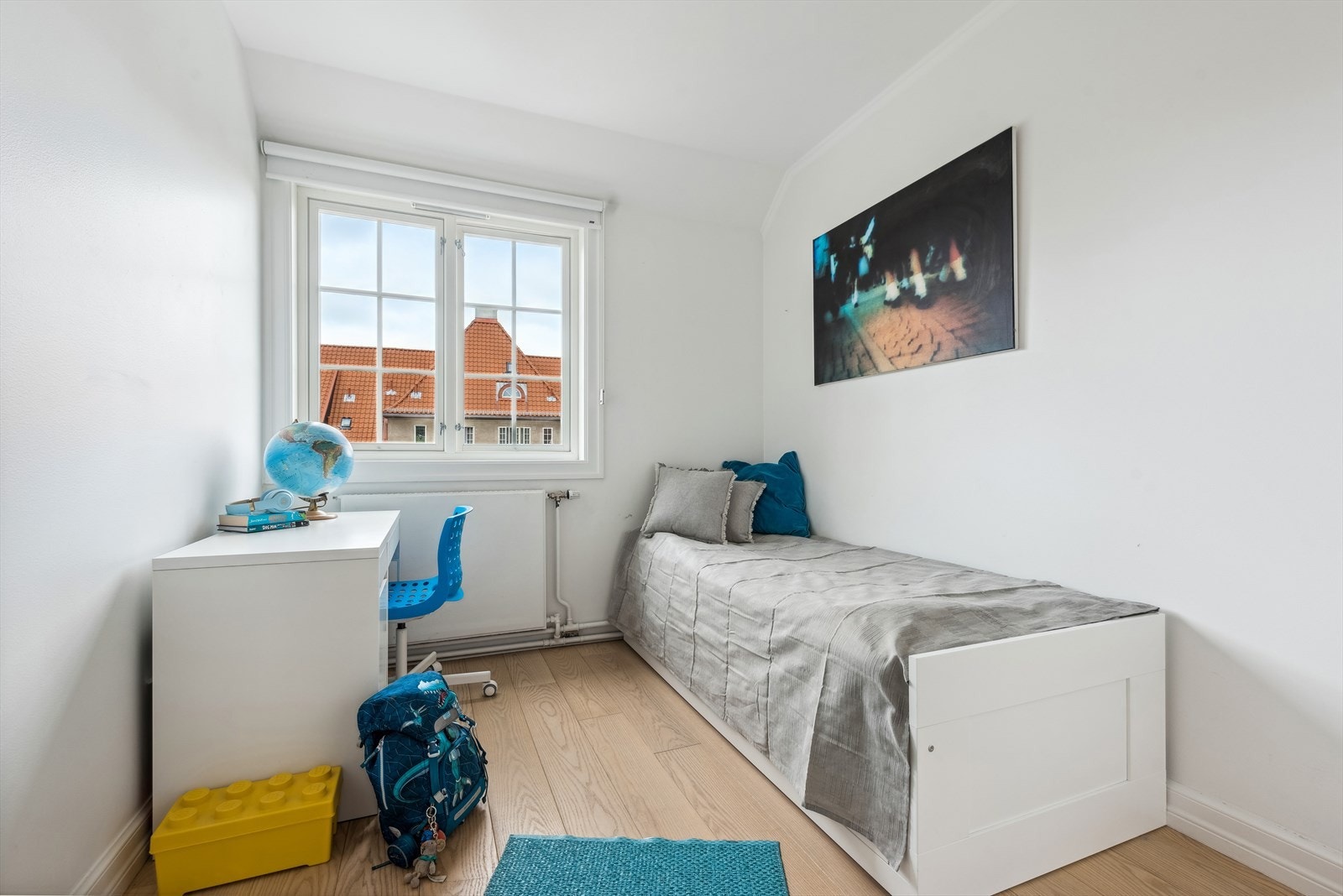 Soverom II med god plass til seng og skrivepult. Galleribilde