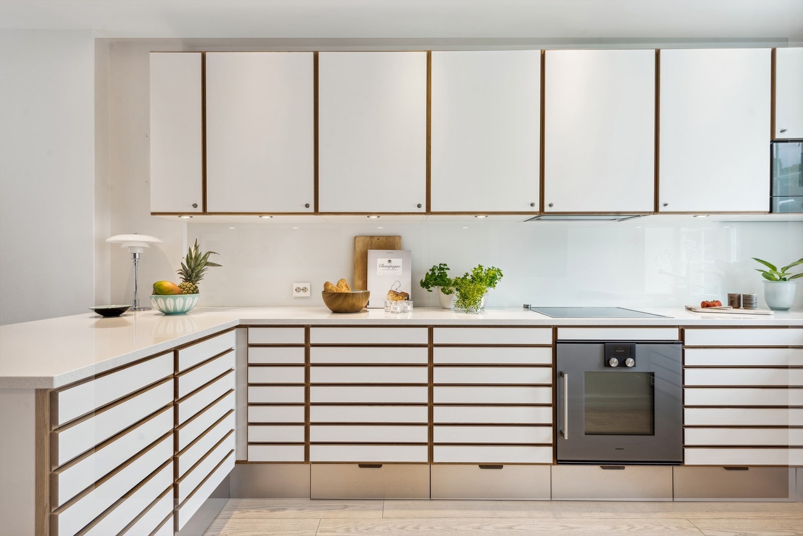 Et delikat og praktisk Multiform kjøkken av høy kvalitet med lyse fronter. Galleribilde