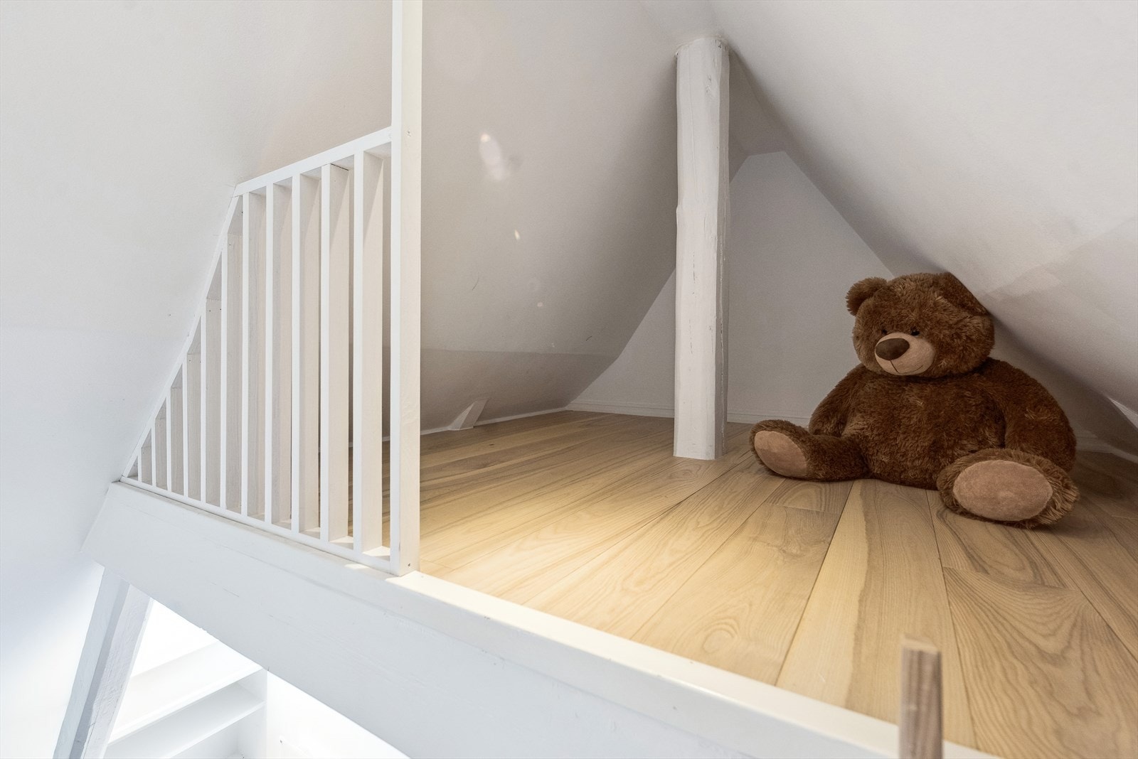 Praktisk hems i boligens loftsrom. Galleribilde