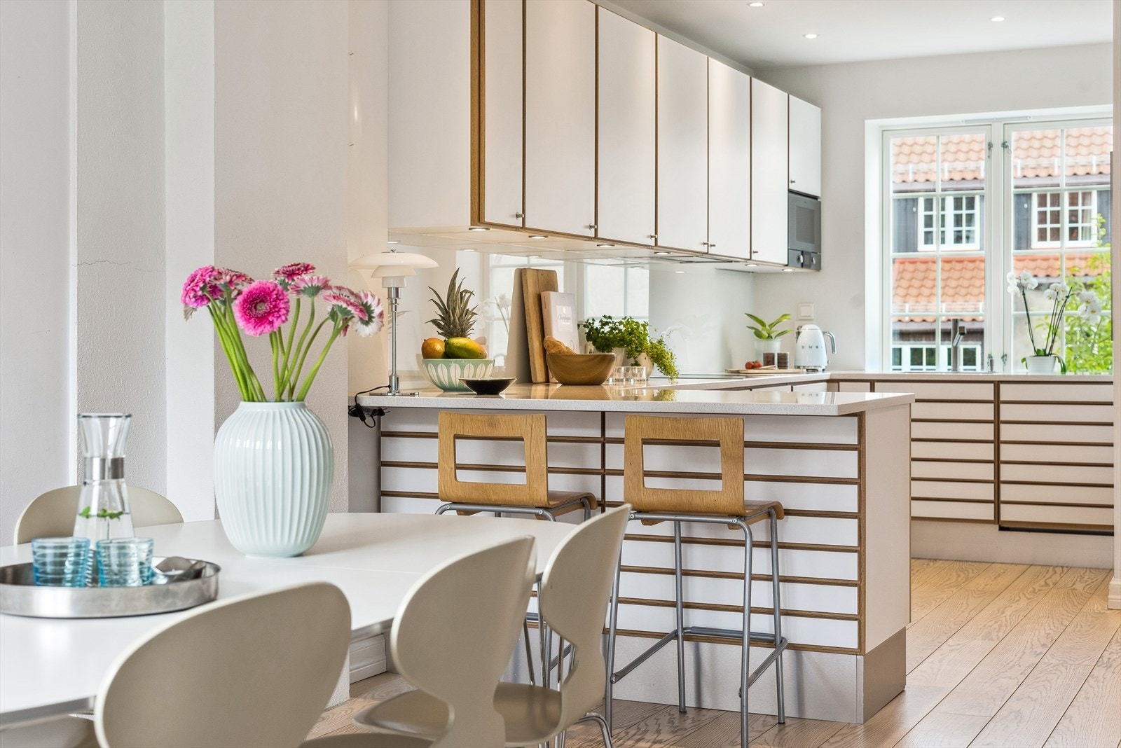 Et praktisk kjøkken i tilknytning til spisestuen. Galleribilde