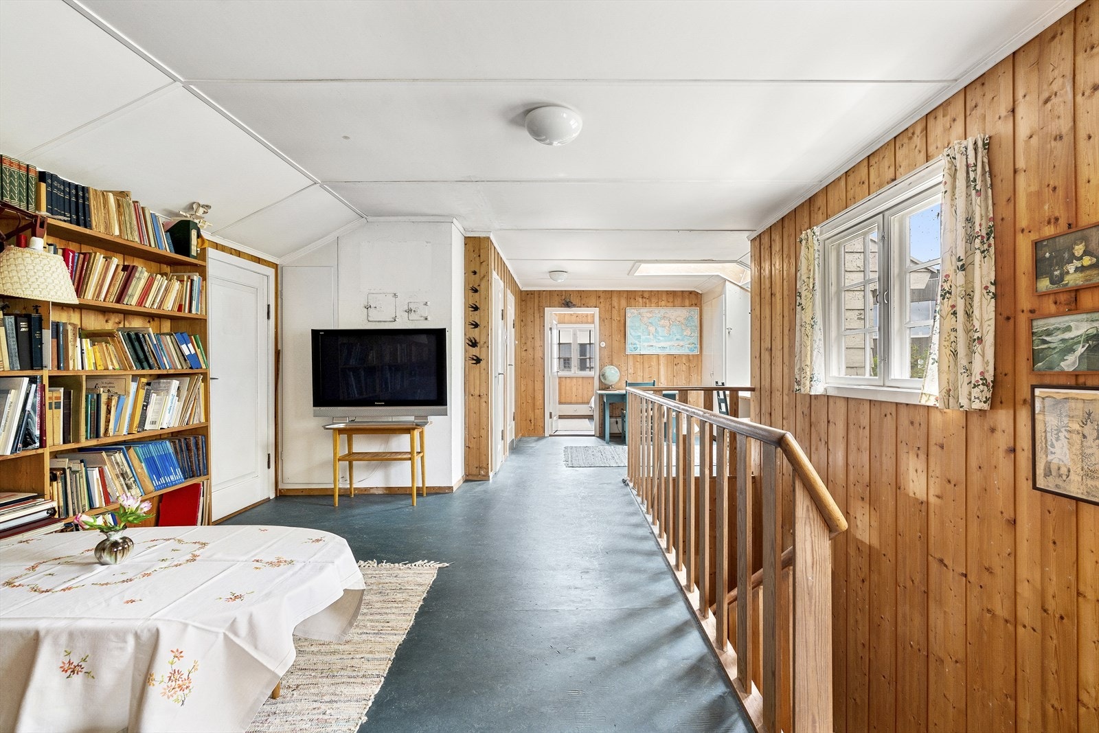 Stort loftsrom med god lagringsplass med tilkomst fra stue. Galleribilde