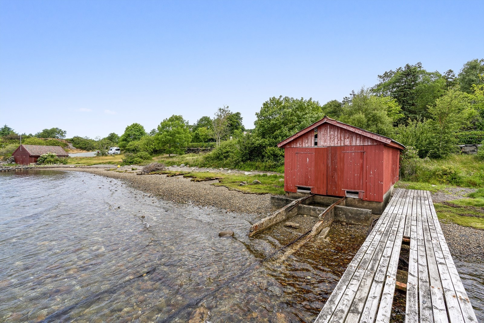 Naustet ligger i gangavstand fra boligen. Galleribilde