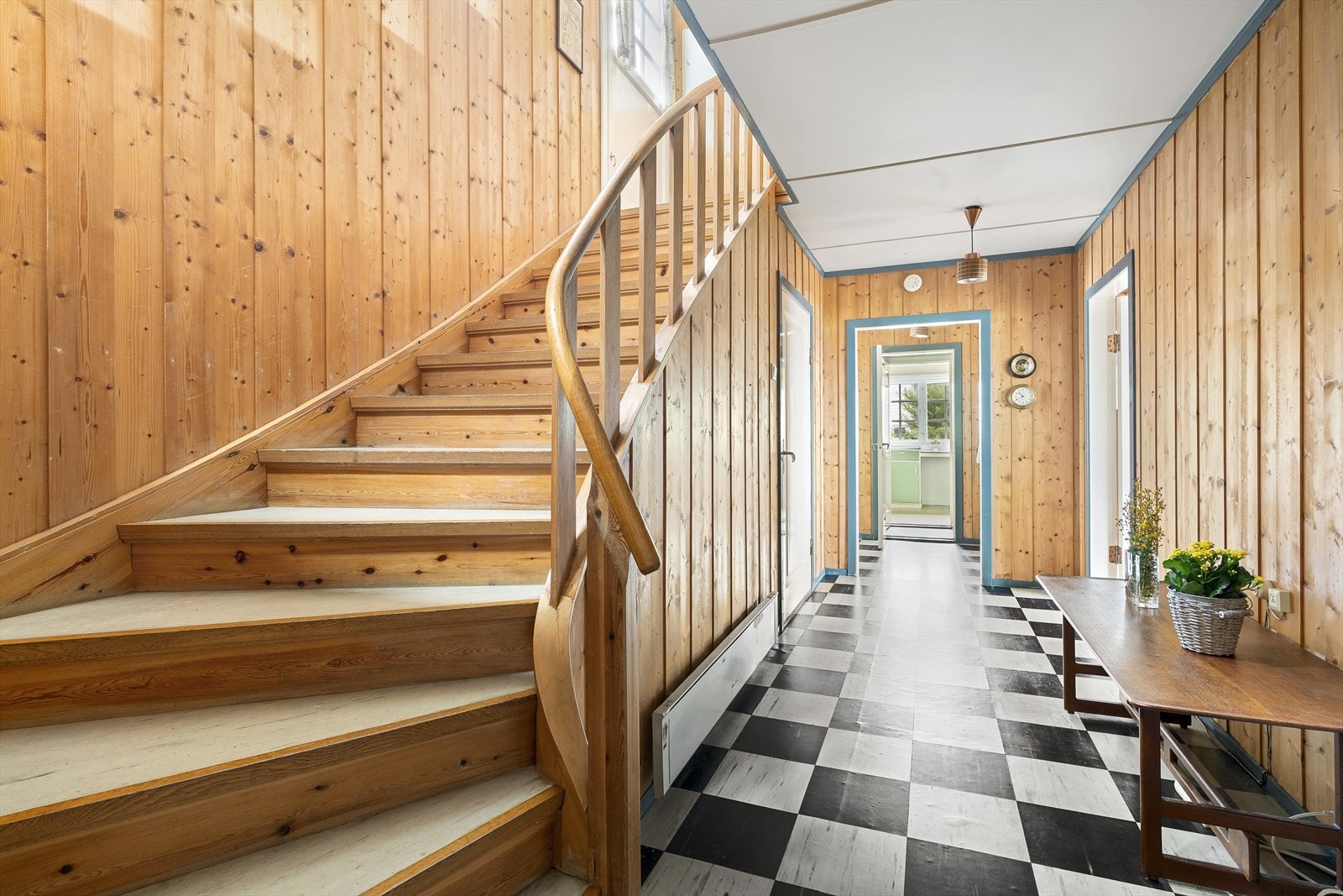 Romslig entré med mye dagslys. Galleribilde
