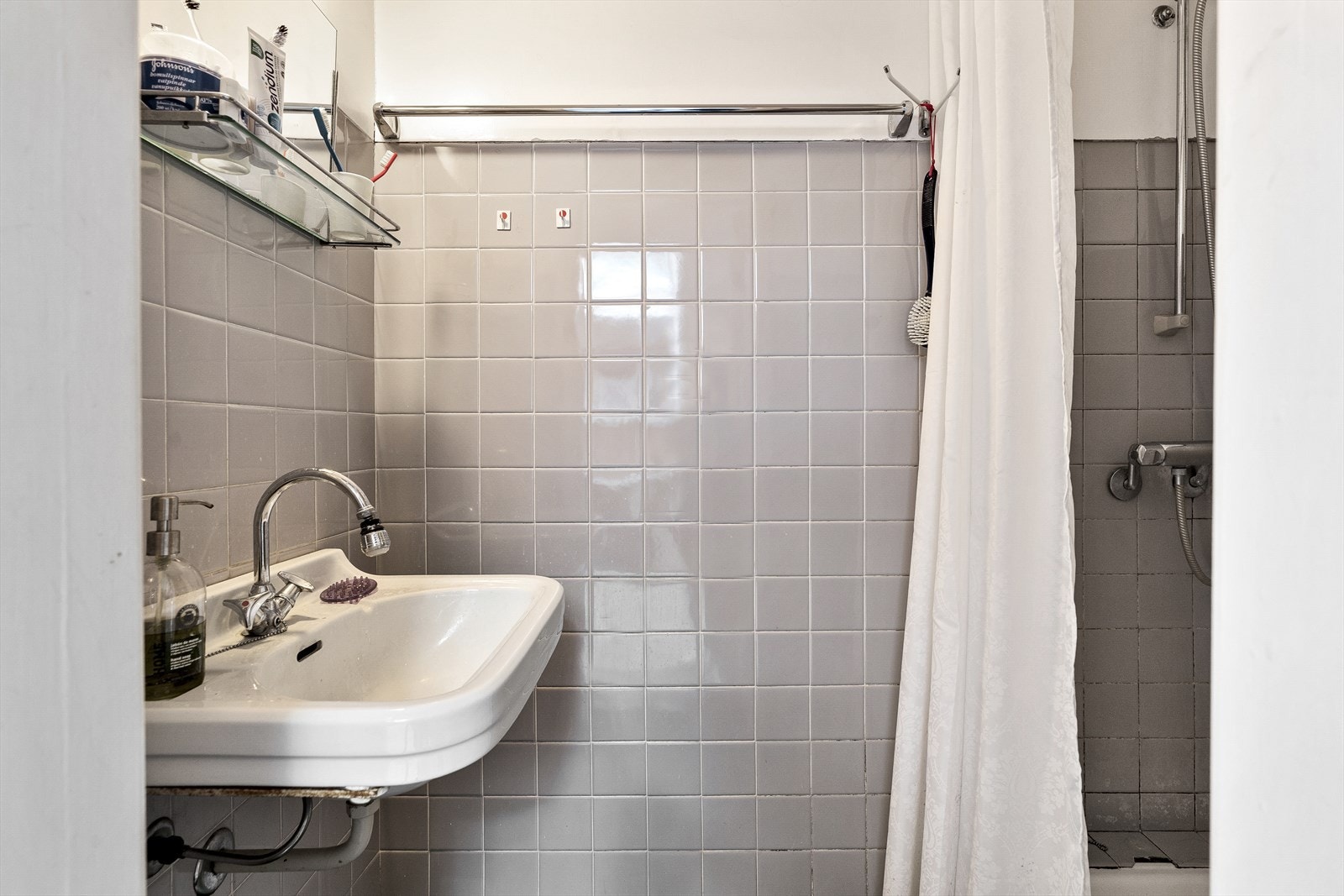 Videre har badet en dusjnisje. Galleribilde