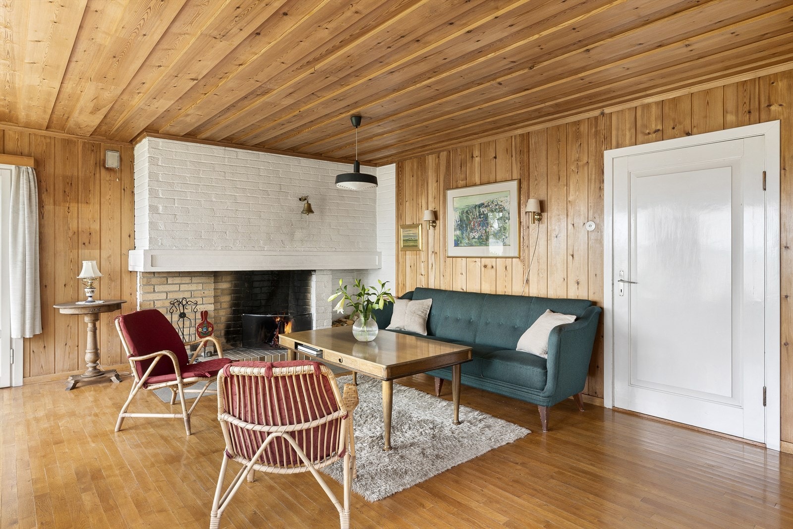 Parkett på gulv, panel på vegger og i tak. Galleribilde
