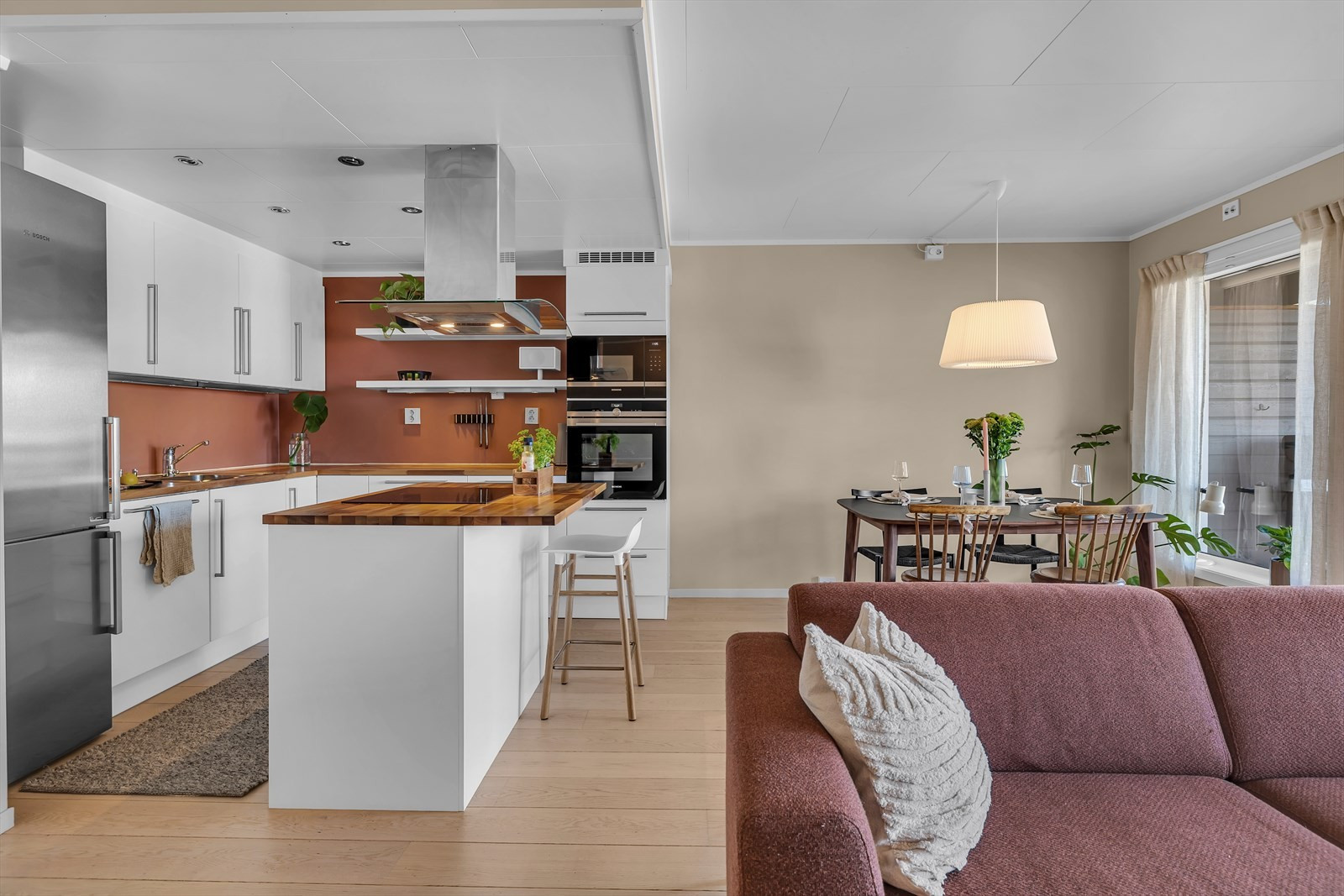 Kjøkken med hvite glatte fronter - integrert komfyr, micro og oppvaskmaskin