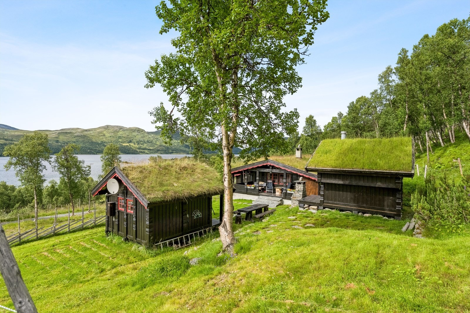 Hyttetunet består av tre bygg, med en hoveddel, anneks og stabbur. Hoveddelen strekker seg over 60m², og inneholder to soverom, bad samt åpen stue- og kjøkkenløsning. Galleribilde