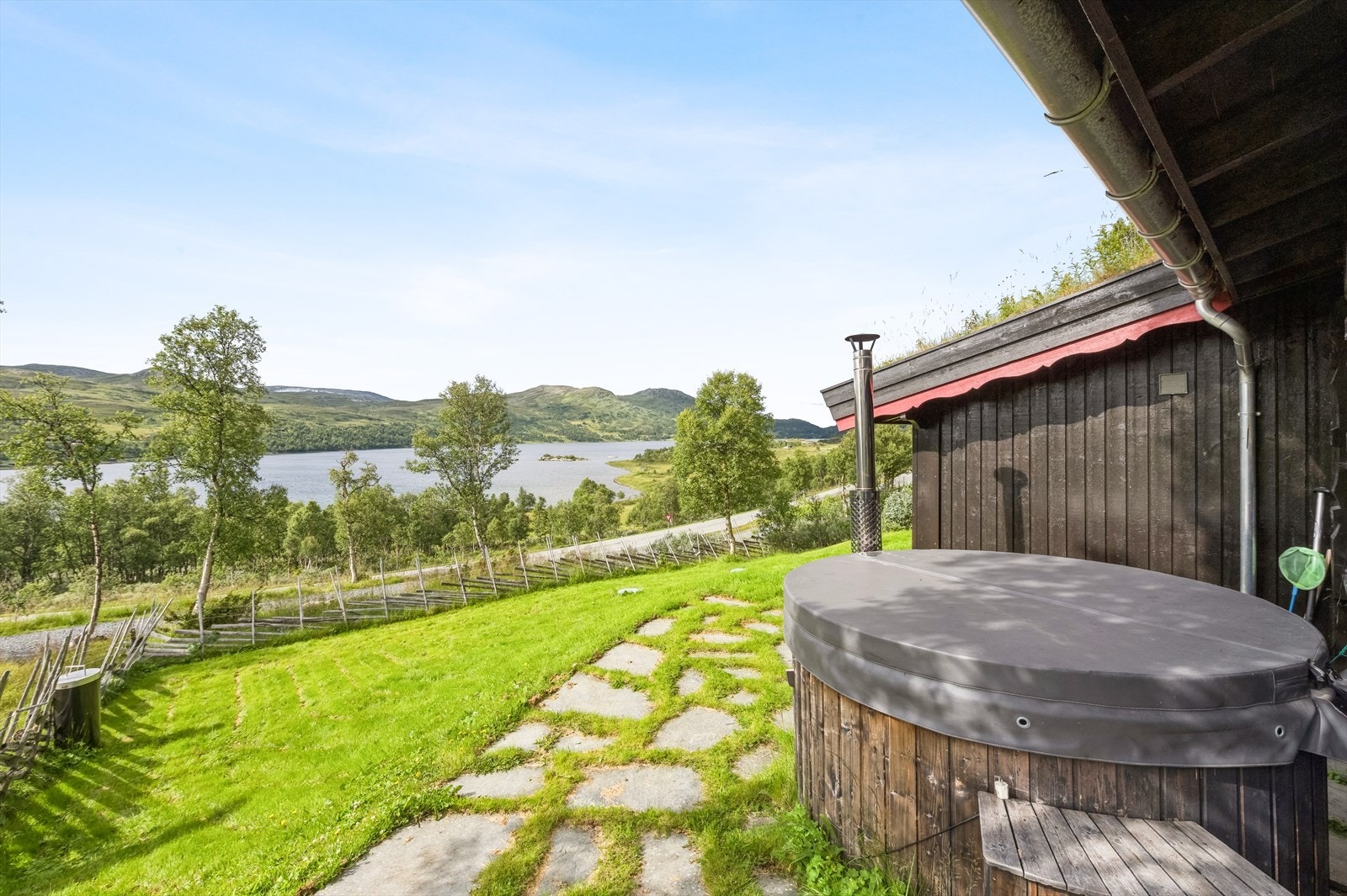 Dagens eier har satt opp stamp. Fra stampen har man fantastisk utsikt over Skarvatnet. Galleribilde