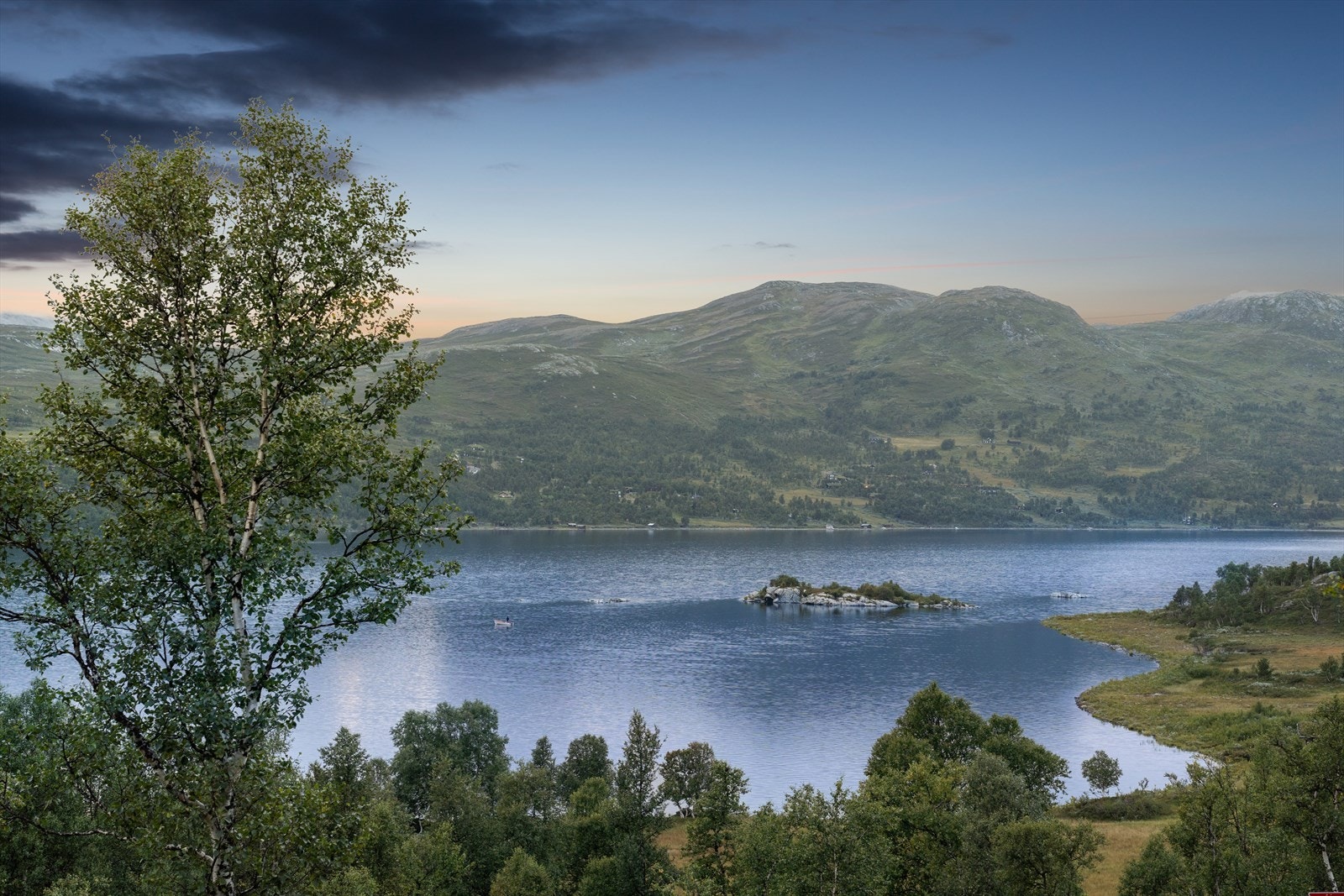 Med eget naust og medfølgende båt på Skarvatnet, har man enkel tilgang til vannet med gode fiskemuligheter. Galleribilde