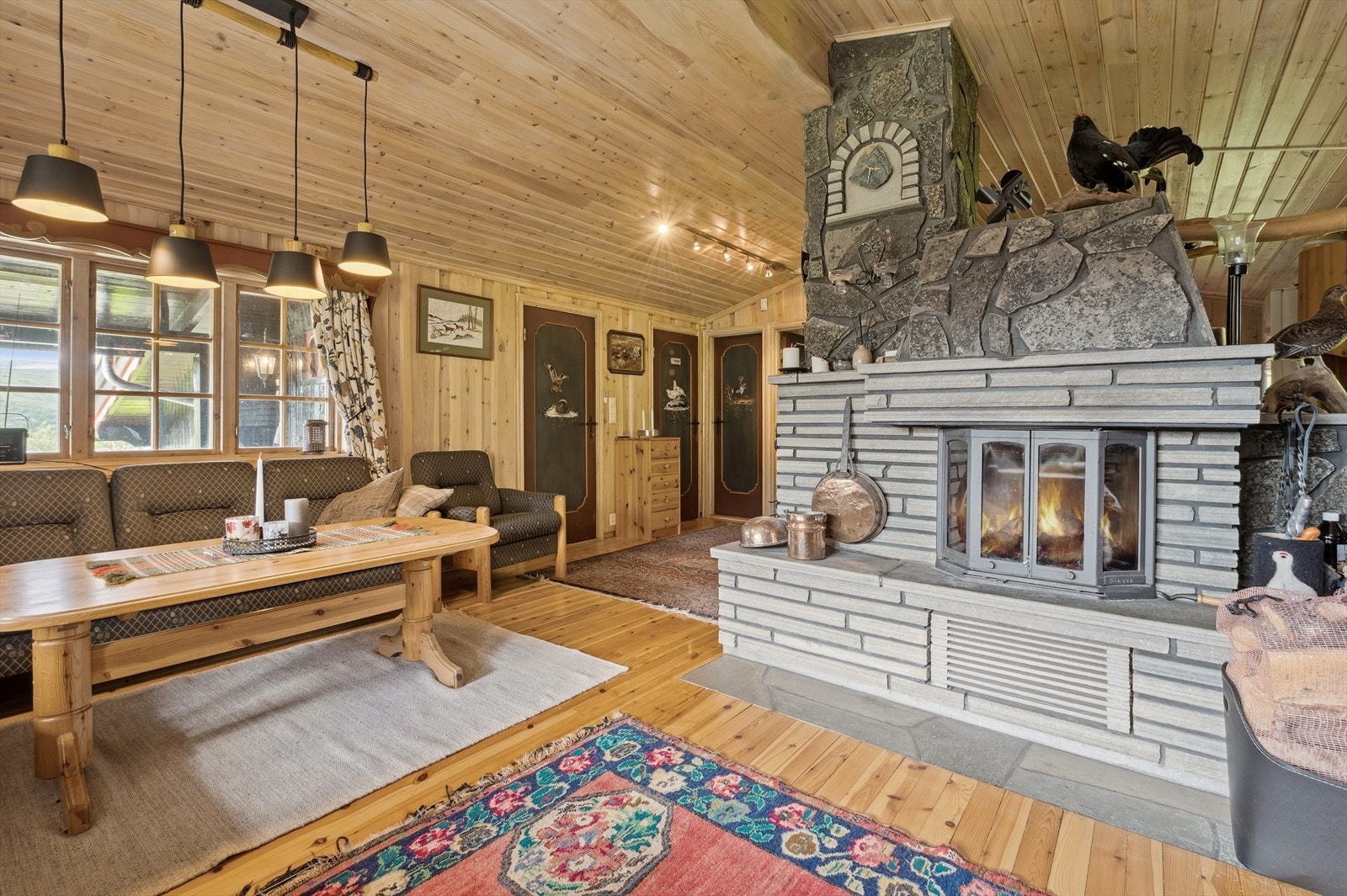 Det er etablert peis for behagelig og kostnadsbesparende oppvarming. Galleribilde