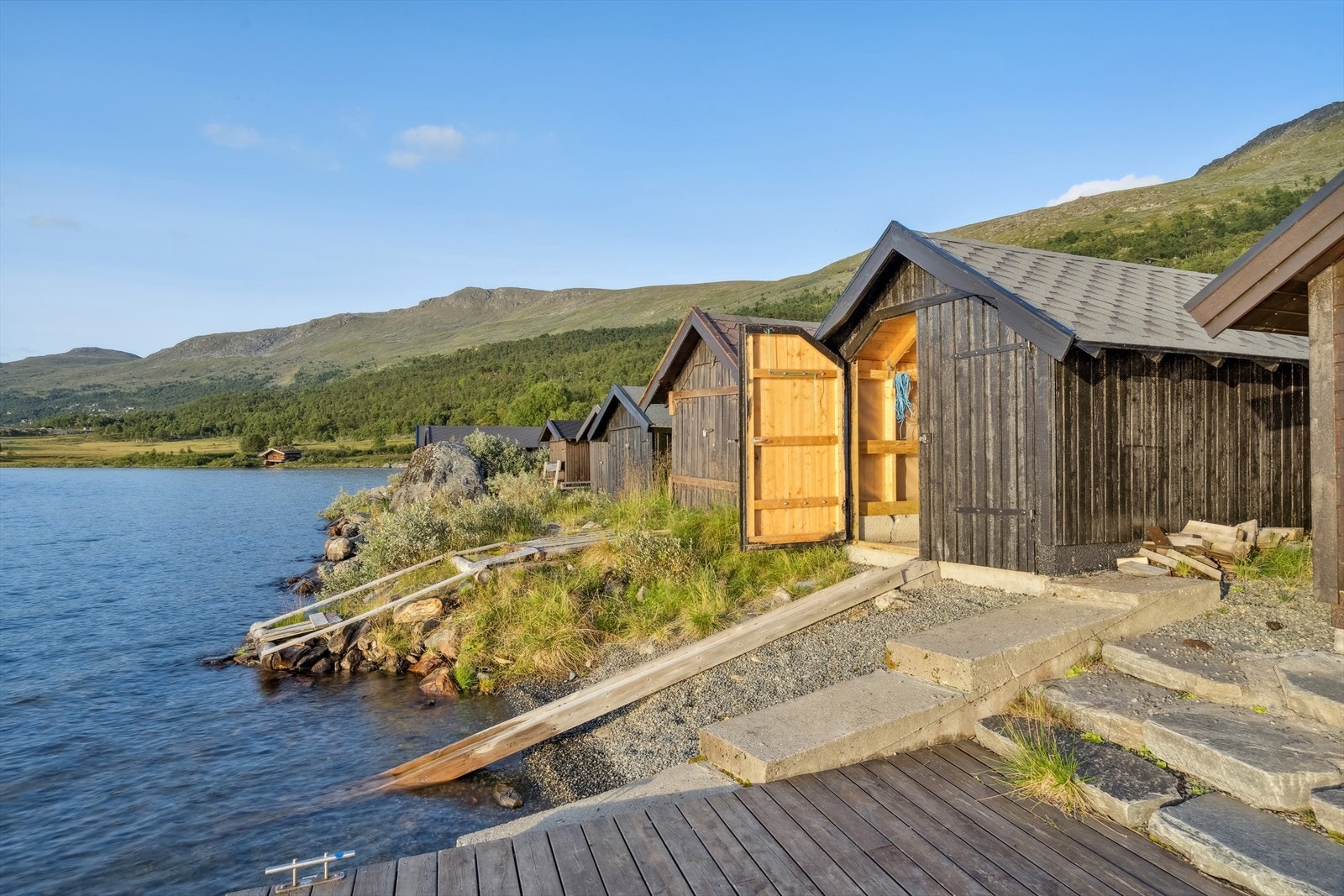 Fra eiendommen tar du deg enkelt ned til naustet ved vannet. Skarvatnet byr på gode fiskemuligheter. Galleribilde