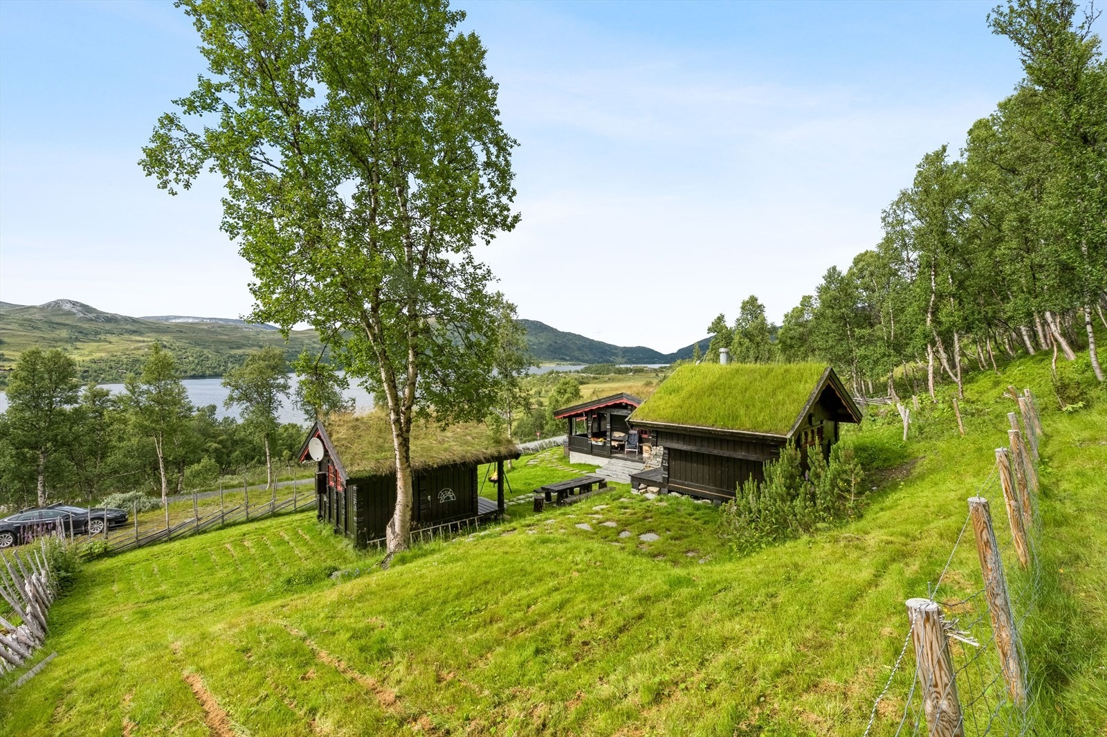 Men en god beliggenhet på "Solsiden" av vannet, får man fantastiske utsiktsforhold. Uteområdene byr på særdeles gode solforhold, med en sørvestvendt terrasse utenfor hytten. Galleribilde