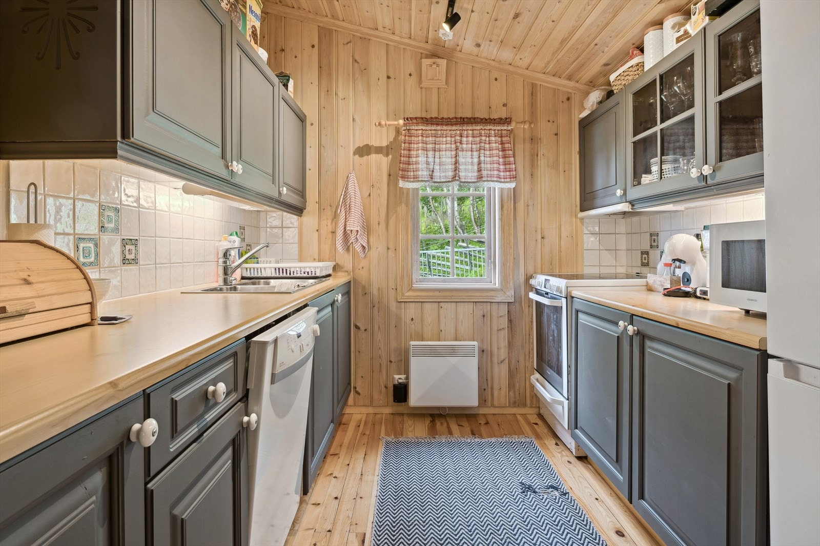 Kjøkkenet i sin helhet strekker seg over 7m², og gir rikelig med skap- og benkeplass. Takstmann har vurdert det til tilstandsgrad 1, og det anses dermed å være i god stand. Galleribilde