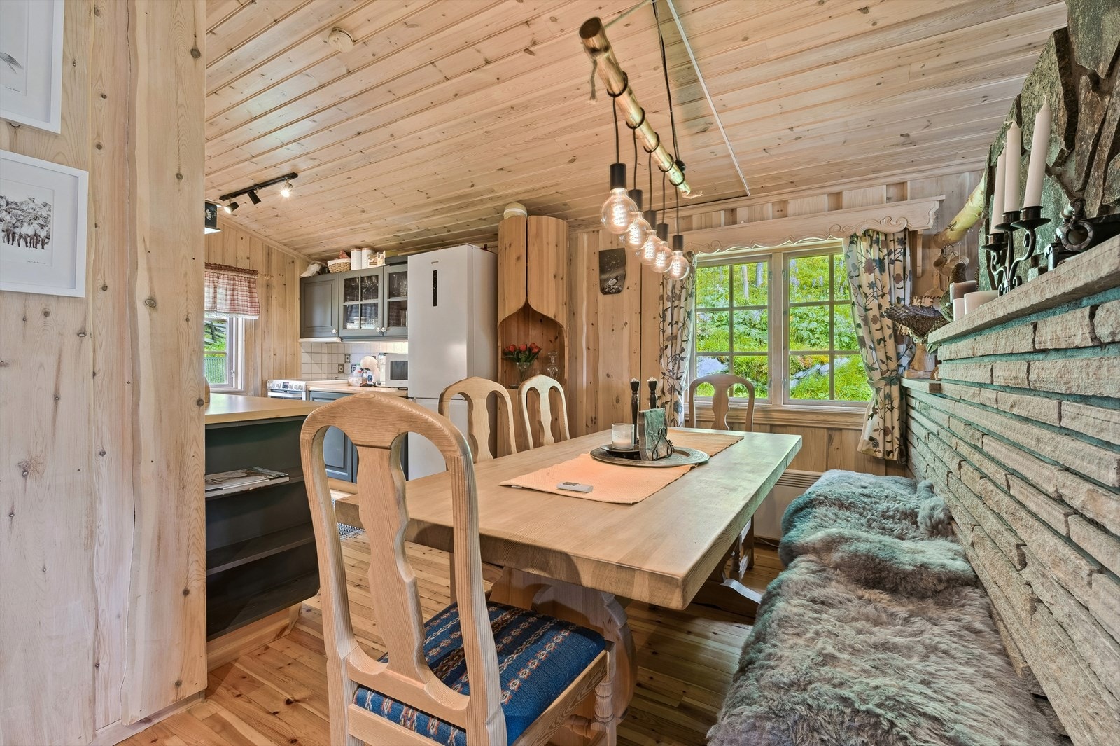 I enden av stuerommet finner man kjøkkenet, som de siste årene har blitt modernisert med malte fronter. Galleribilde