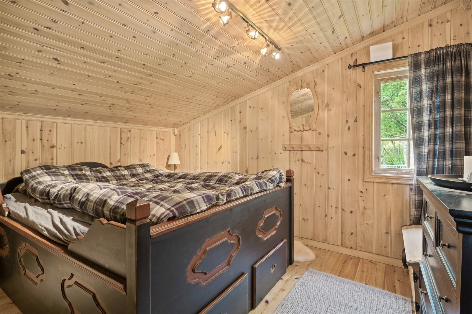 I hovedbygget finner man to soverom, hvorav det største har et gulvareal på ca. 9m². Galleribilde