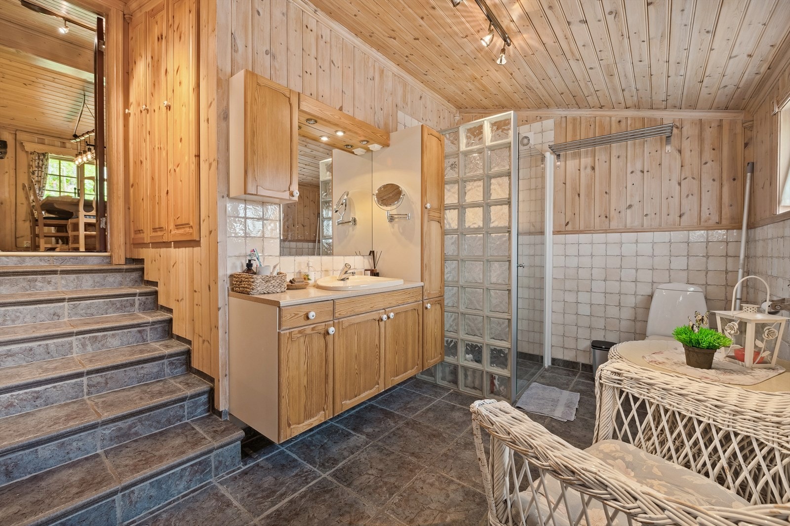 Baderommet ble etablert i 2003 iflg. tidligere eier, og strekker seg over hele 11m². Det er etablert opplegg for vaskemaskin. Galleribilde