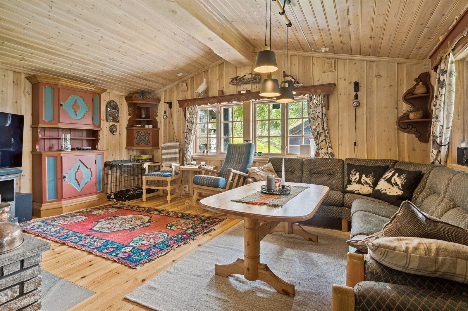 Det er innlagt strøm og vannforsyning, noe som byr på en behagelig hyttetilværelse. Galleribilde