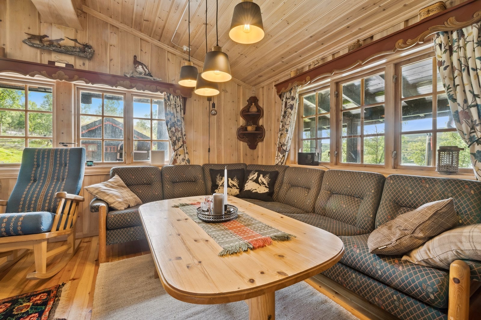 Den åpne stue- og kjøkkenløsningen rommer 36,5m², og gir gode muligheter til å møblere i ulike soner. Galleribilde