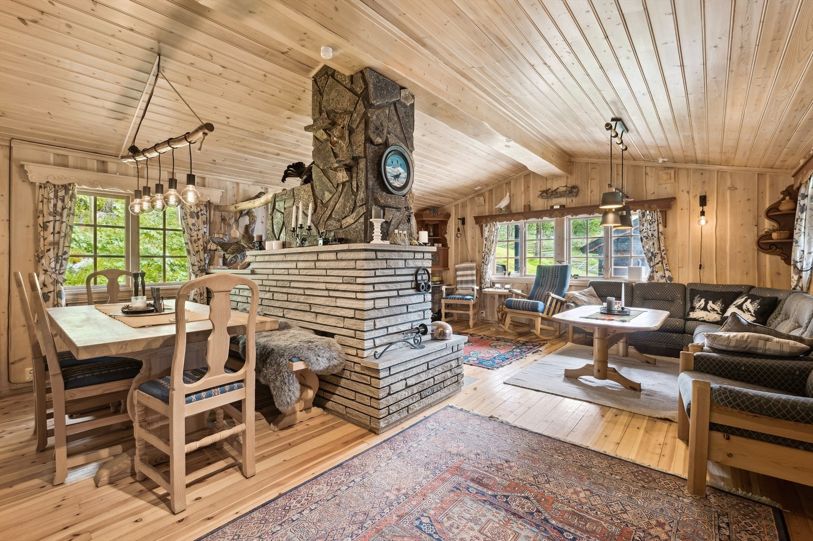 Den gode romløsningen gir et naturlig skille mellom stue og spisestue. Galleribilde