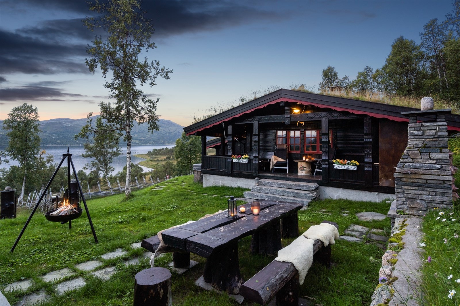 Velkommen til Nerskogvegen 830 - et innholdsrikt hyttetun med tilhørende naust ved Skarvatnet. Hytten ligger tilknyttet helårsvei, med enkel adkomst helt frem til hytta. Galleribilde