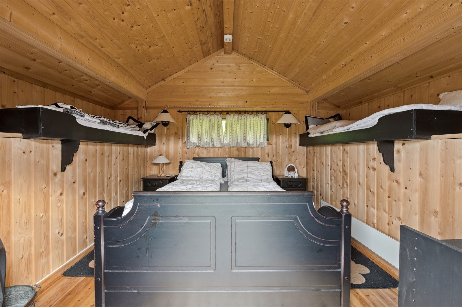 Stabburet rommer ca. 9m², og gir god plass til flere gjester. Her er det innlagt strøm, og etablert peis for behagelig oppvarming. Stabburet fungerer fint som et ekstra stuerom. Galleribilde