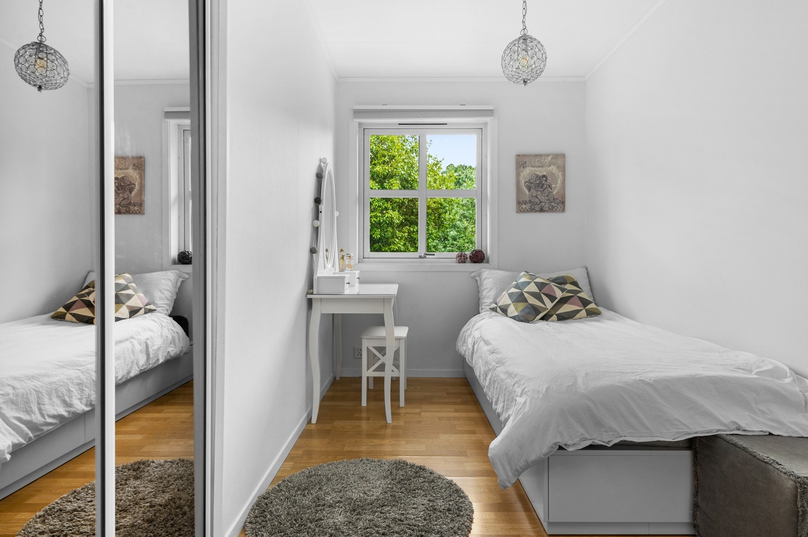 Første soverom er på 7 kvm, med skyvedørsgarderobe. Galleribilde