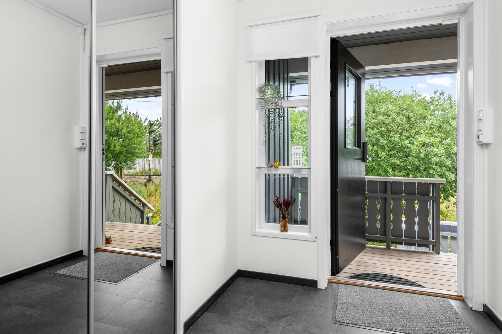 Entrè på 4 kvm med praktisk skyvedørsgarderobe. Galleribilde