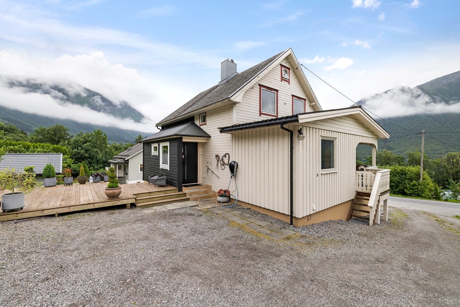 Romslige terrasse på baksiden av huset med morgensol Galleribilde