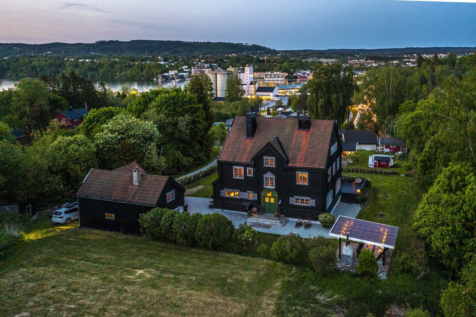 Ærverdig villa med unike kvaliteter og detaljer | Stor hage, flotte uteplasser, garasje, utleiemul. | Sjelden mulighet |