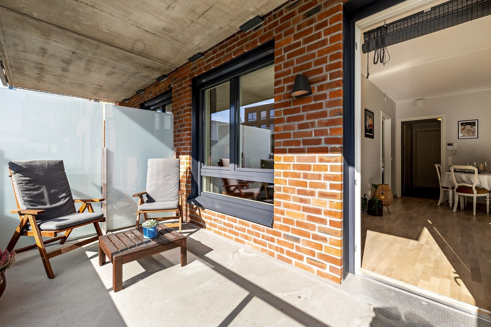 Balkongen er på ca. 9kvm og har formiddagssol frem til ca. kl. 15. Galleribilde