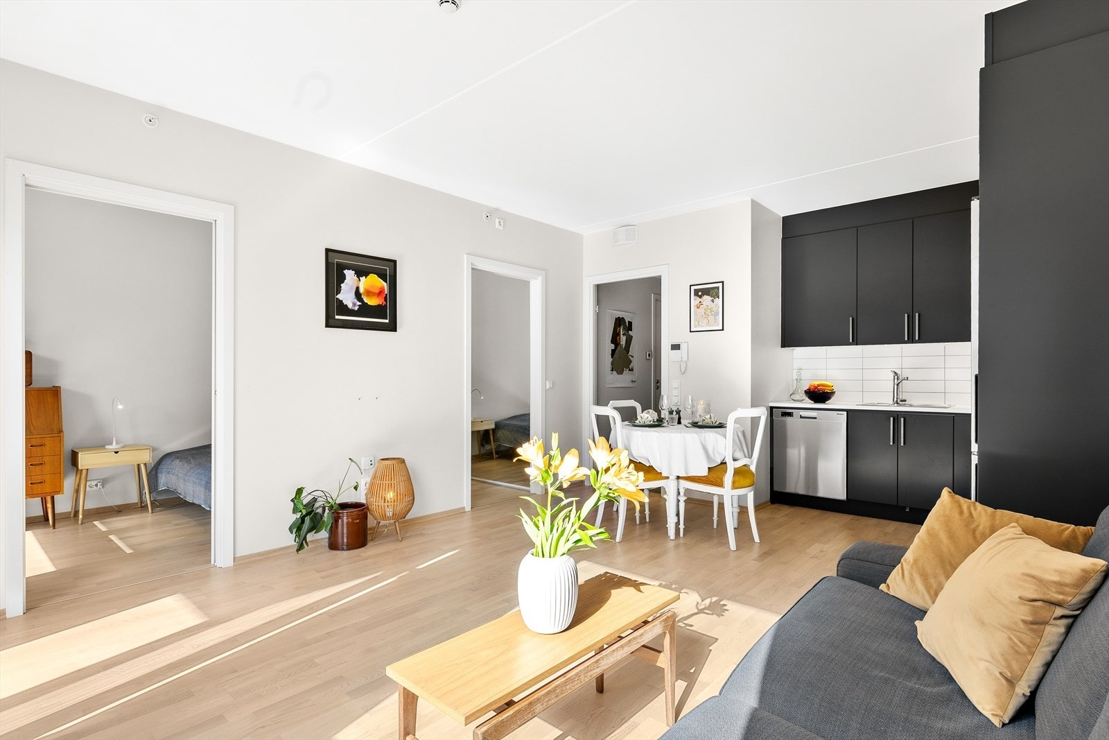 Fra stuen er det tilgang til soverommet fra to sider. Galleribilde