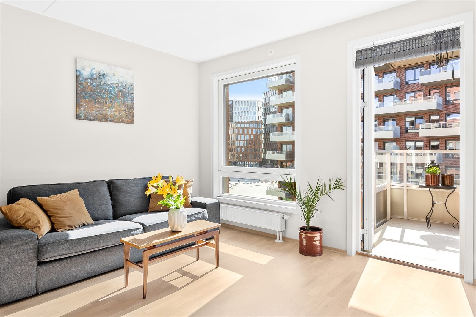 Fra stuen er det utgang til solrik balkong. Galleribilde