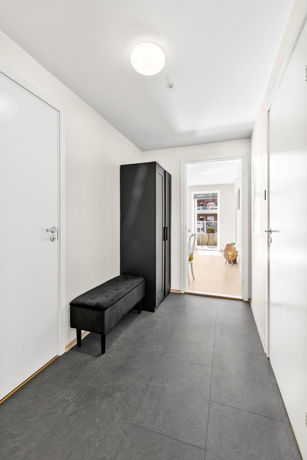 Lys entré med direkte tilgang til innvendig bod og bad. Velkommen! Galleribilde