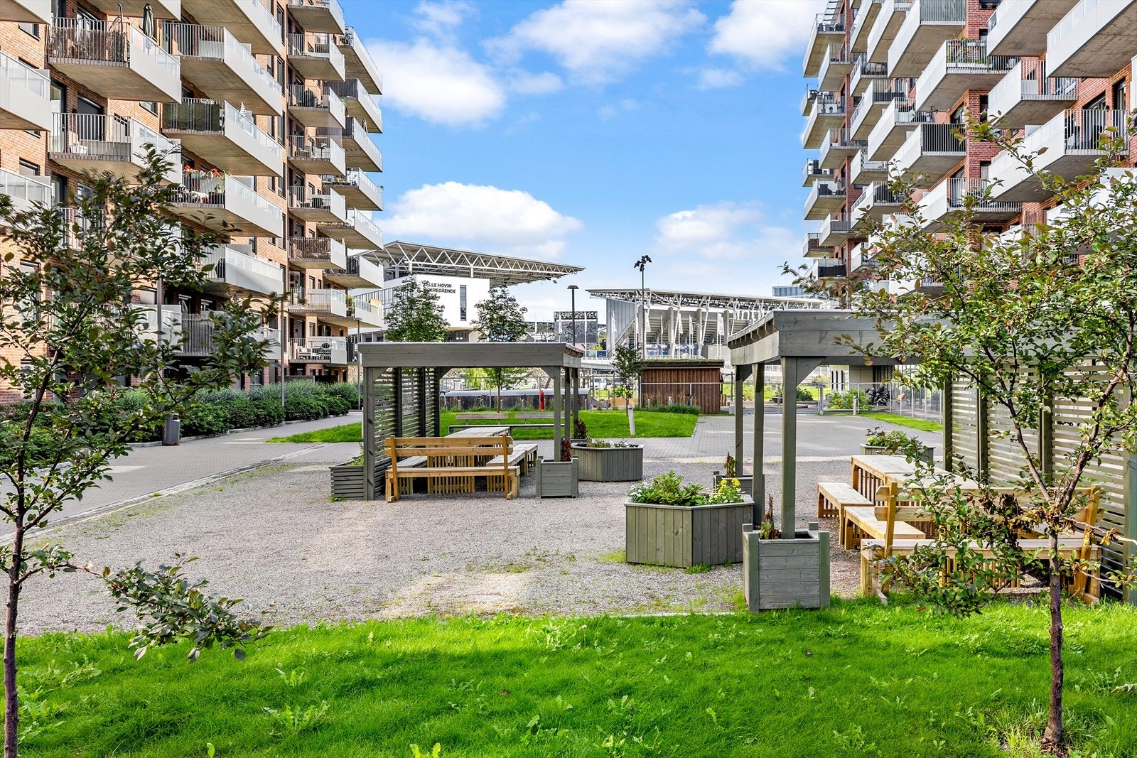 Borettslaget har pent opparbeidet fellesområde med asflaterte internveier, lekeplass, benker/sittegrupper og grøntarealer. Galleribilde