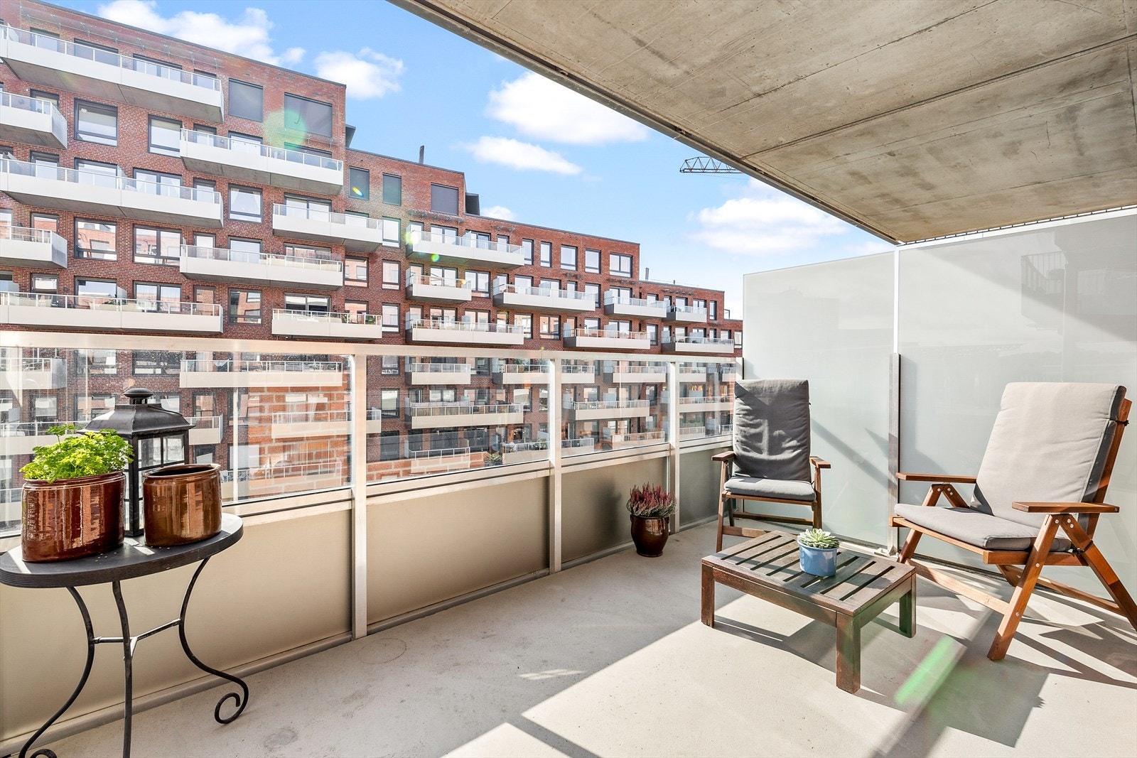 Balkongen kan enkelt innredes med flere sittegrupper og grill. Galleribilde