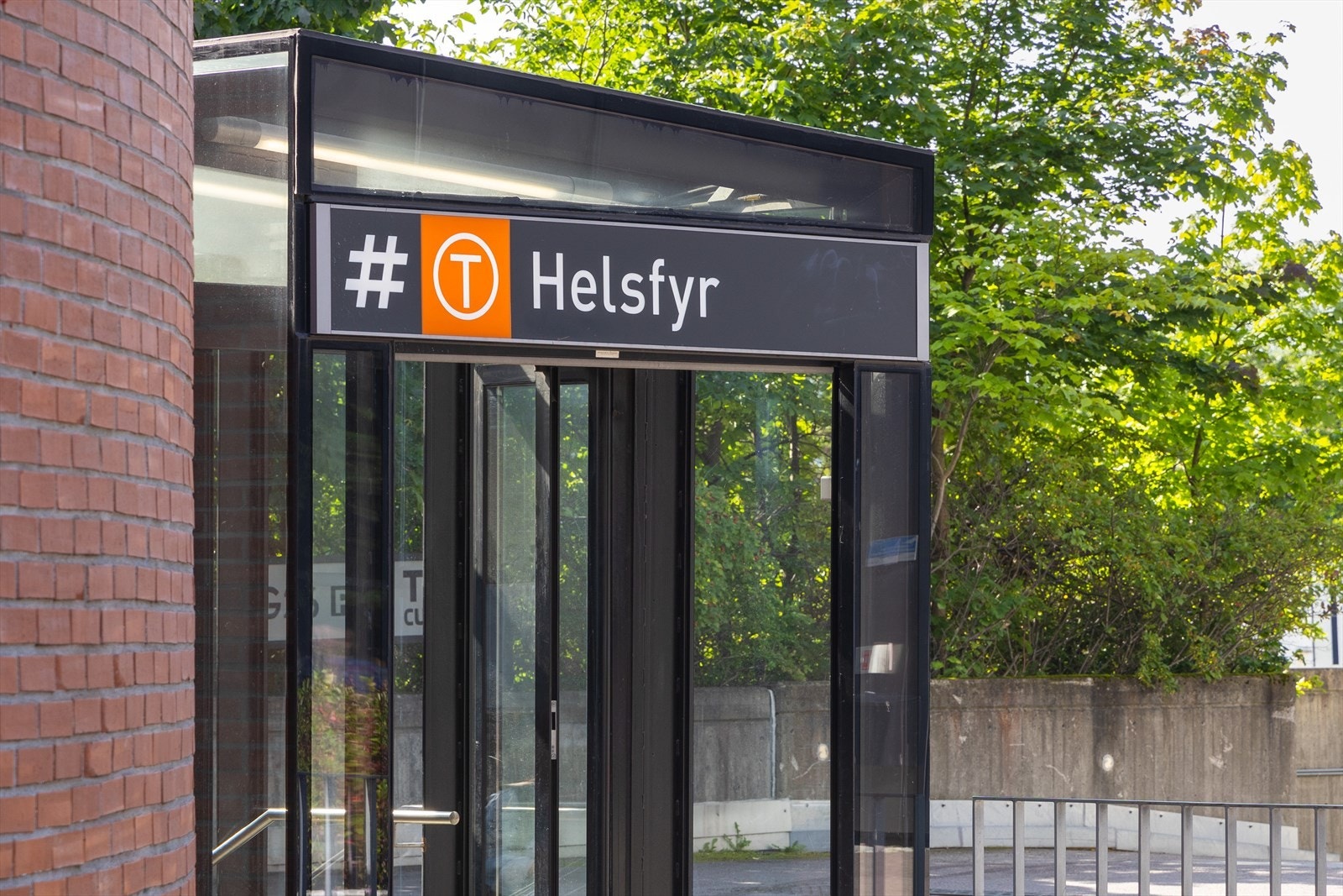Helsfyr t-bane ligger 4 minutter gange fra leiligheten og er et sentralt knutepunkt for kollektiv transport. Galleribilde