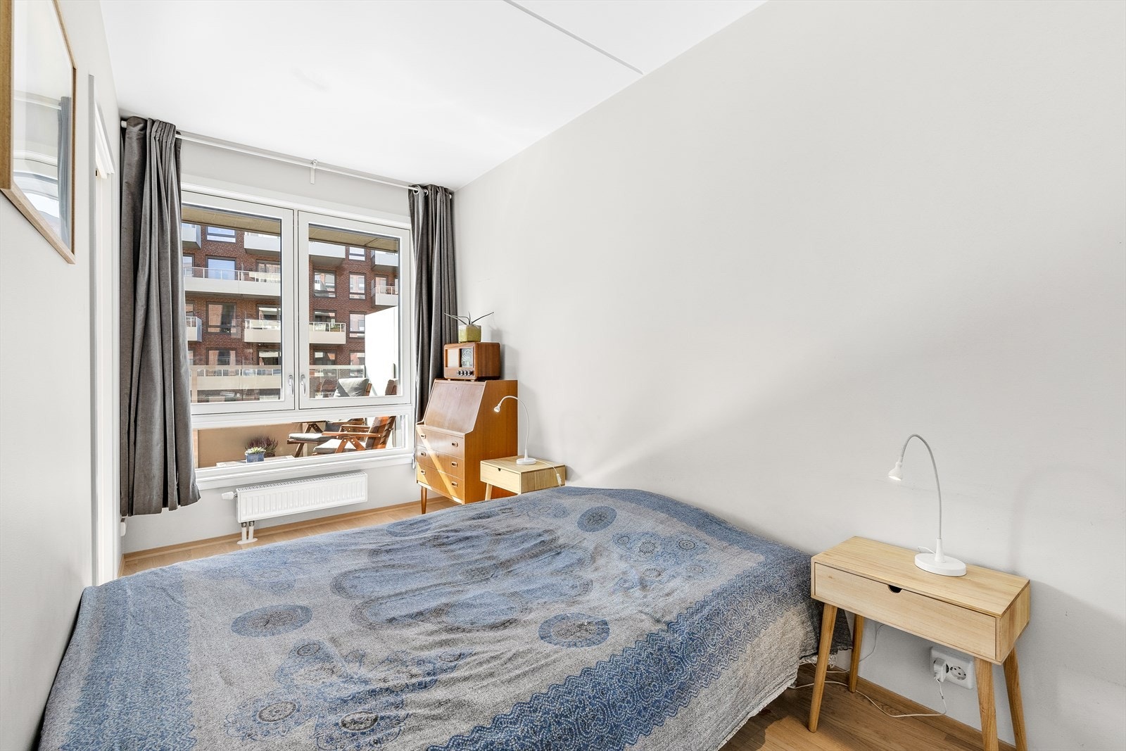 Soverommet holder en god størrelse og har vindu ut mot balkongen og inn i rolig bakgård. Galleribilde