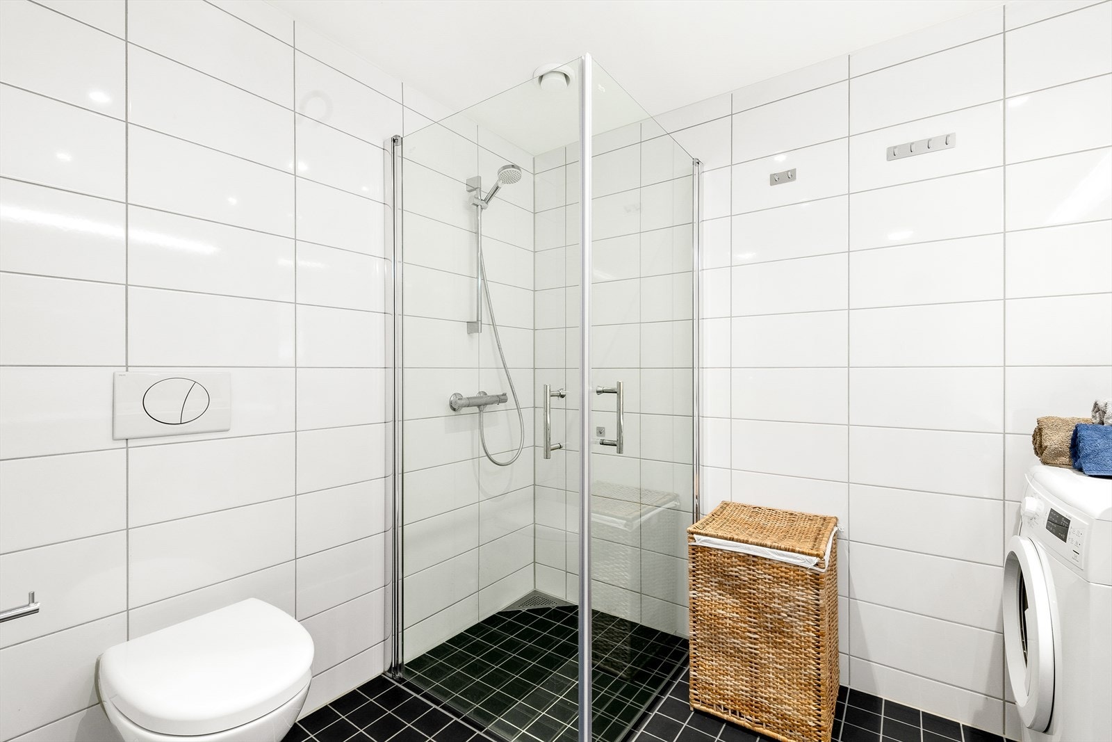 Vegghengt toalett og dusjnisje. I gulvet er det varmekabler. Galleribilde