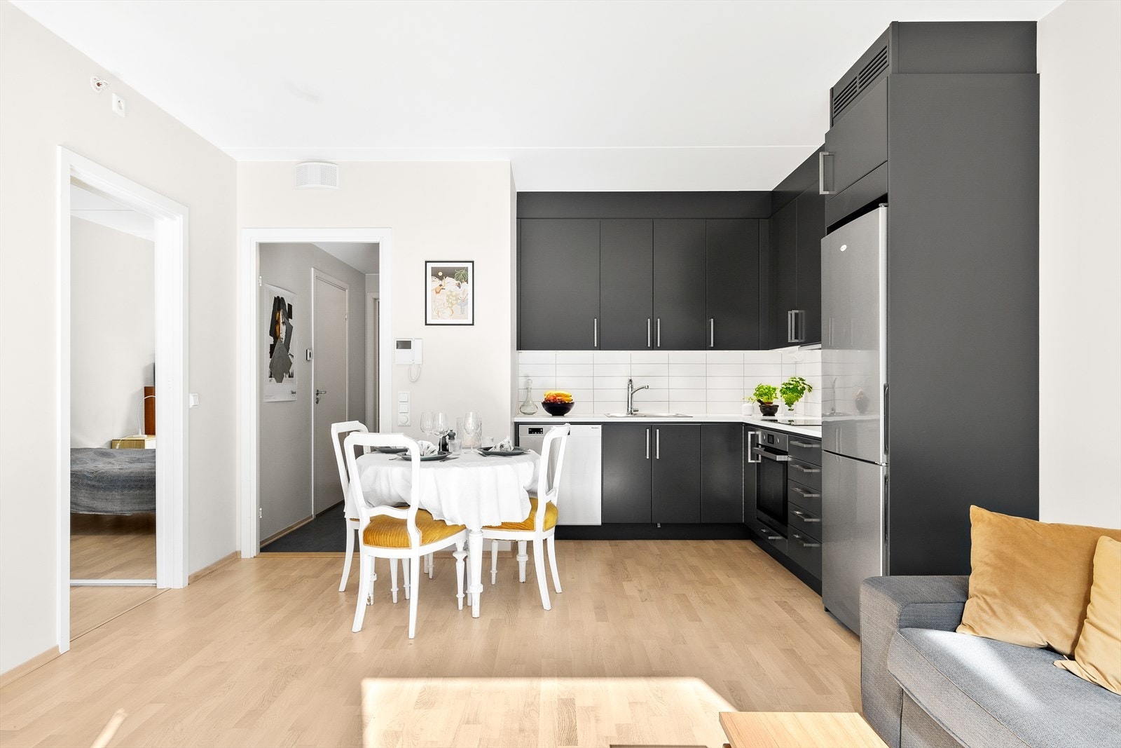 Åpen stue -/kjøkkenløsning gjør stuen arealeffektiv og romslig. Galleribilde