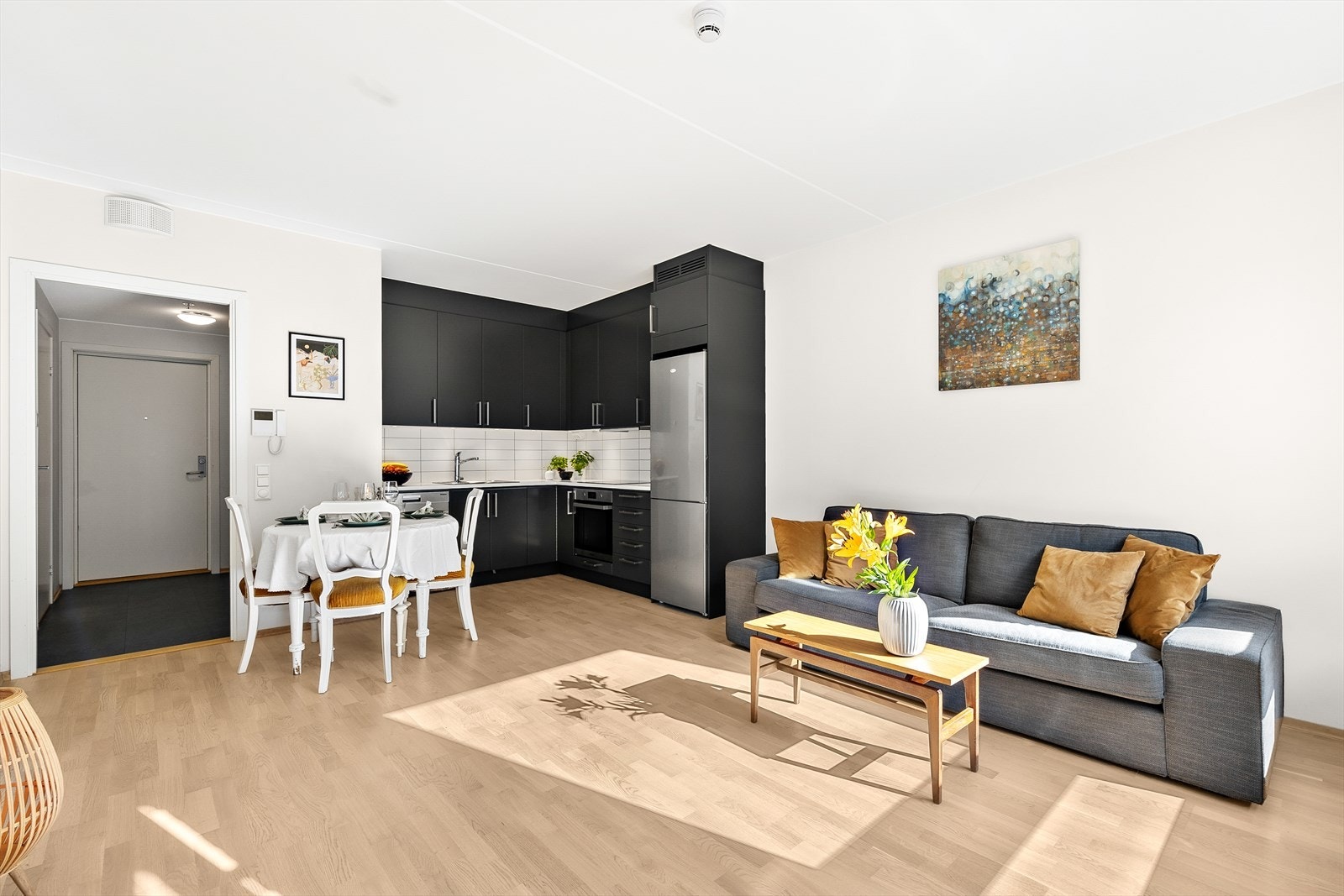 Fra gangen kommer man videre inn i leiligheten som er lys med åpen stue og kjøkkenløsning. Galleribilde