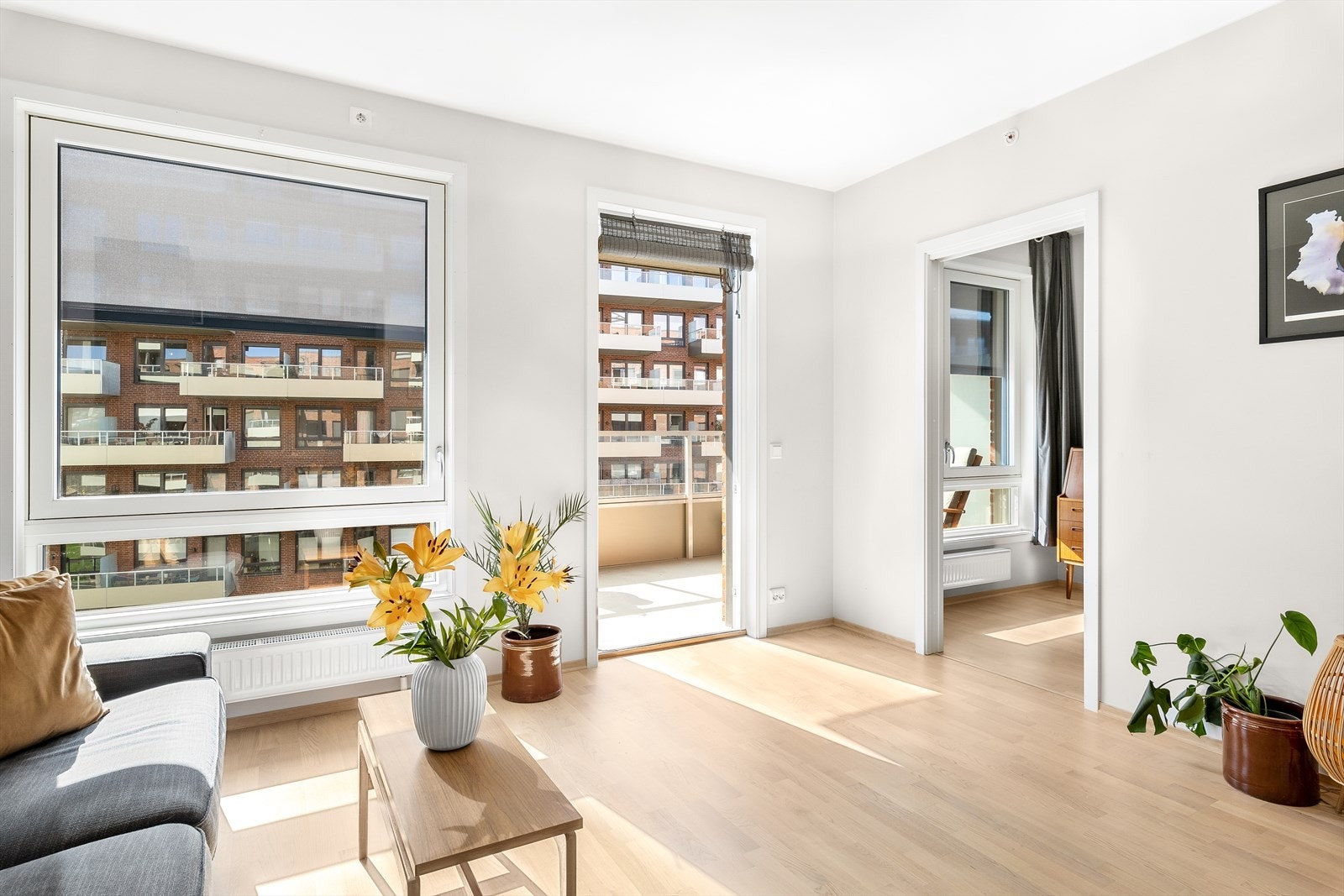 Det er montert utvendig screens i stue og soverom som styres med fjernkontroll. Galleribilde