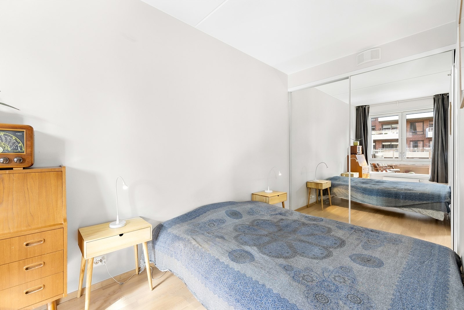 På soverommet er det montert opp skyvedørsgarderobe med speil for oppbevaring av klær. Galleribilde