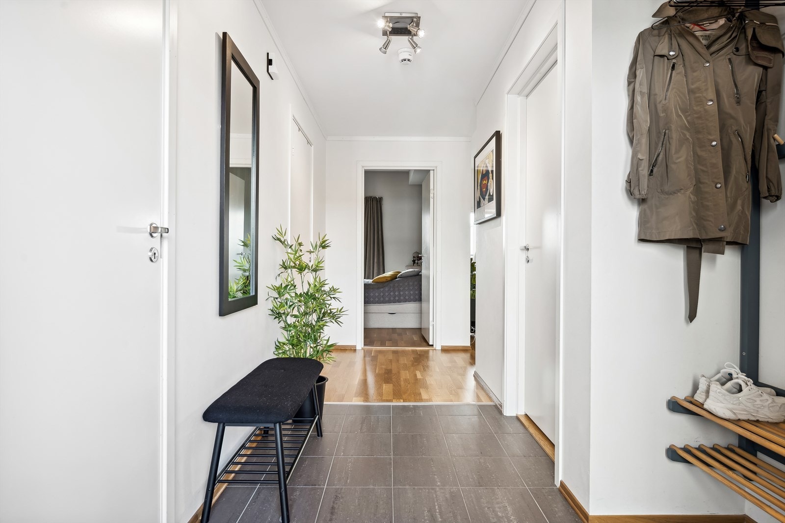 Når du entrer boligen kommer du inn i en romslige flislagt entré/gang med gode oppbevaringsmuligheter. Galleribilde