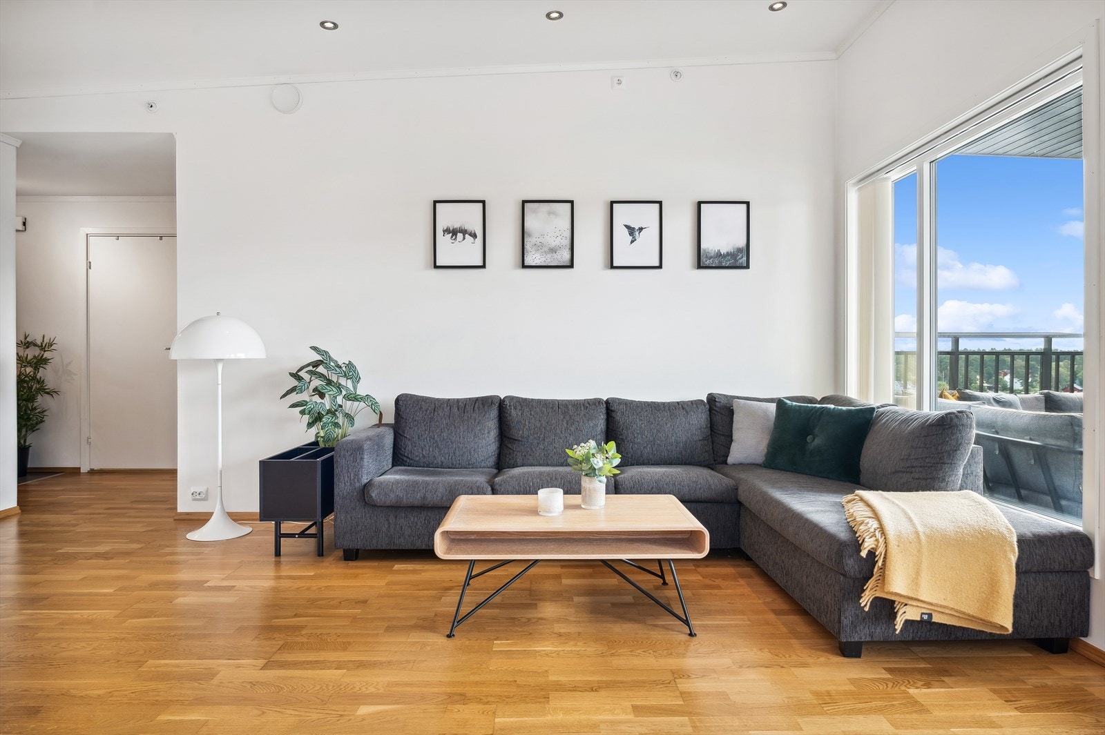 Stuen har god plass til en hyggelig sofagruppe og ønsket medie-/oppbevaringsmøblement. Galleribilde