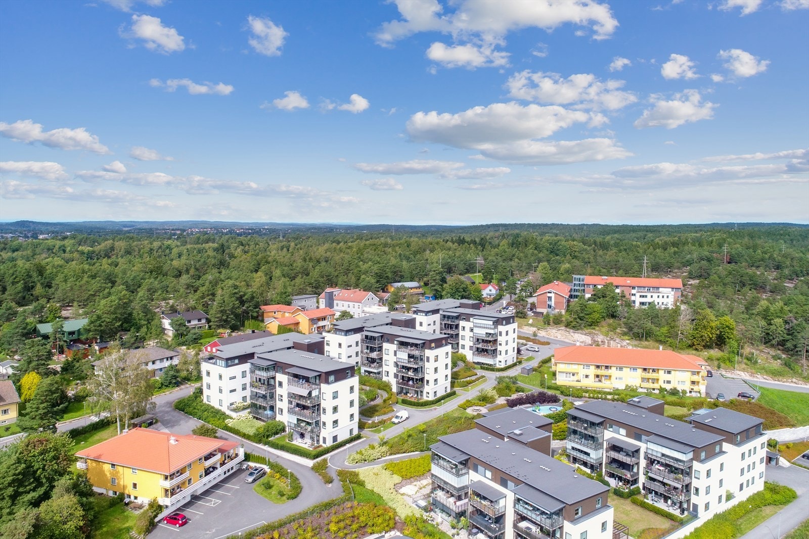 Umiddelbar nærhet til Fredrikstadmarka med lysløype og utallige tur-stier. Galleribilde