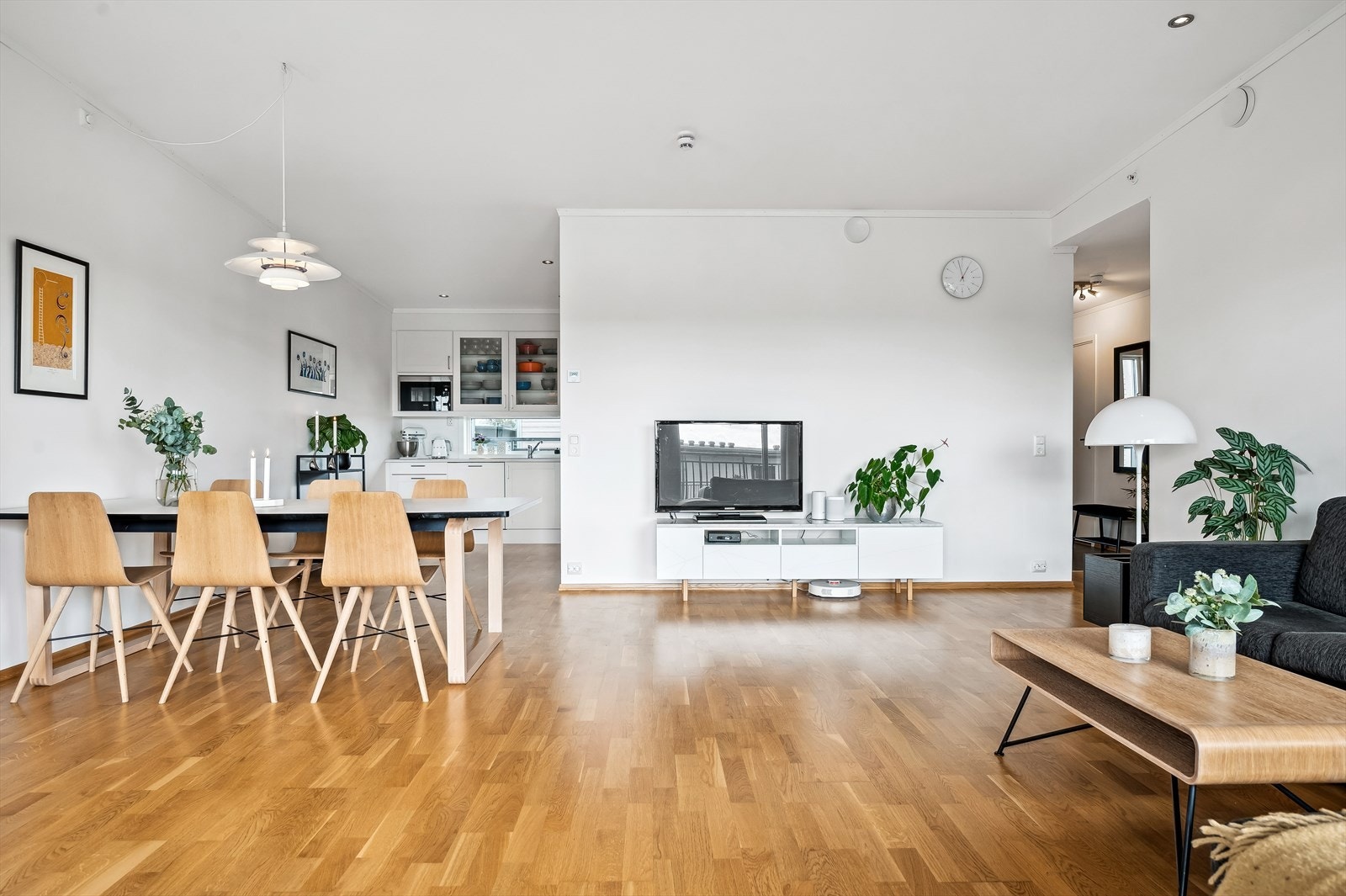 Den gode takhøyden sammen med den gjennomgående planløsningen gjør at boligen føles svært luftig. Galleribilde